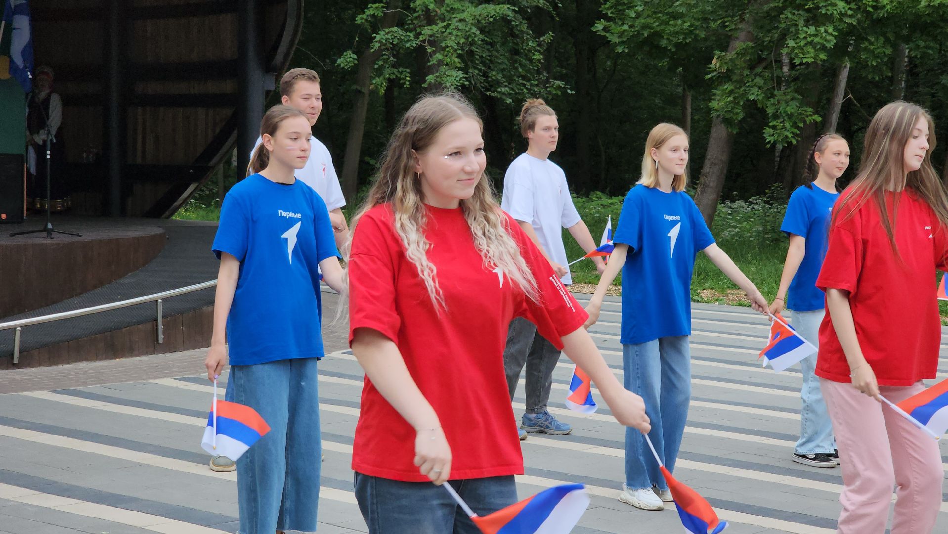 кашира, день россии, городской парк, флешмоб, танец, флаг россии, движение первых, концерт, патриотизм,