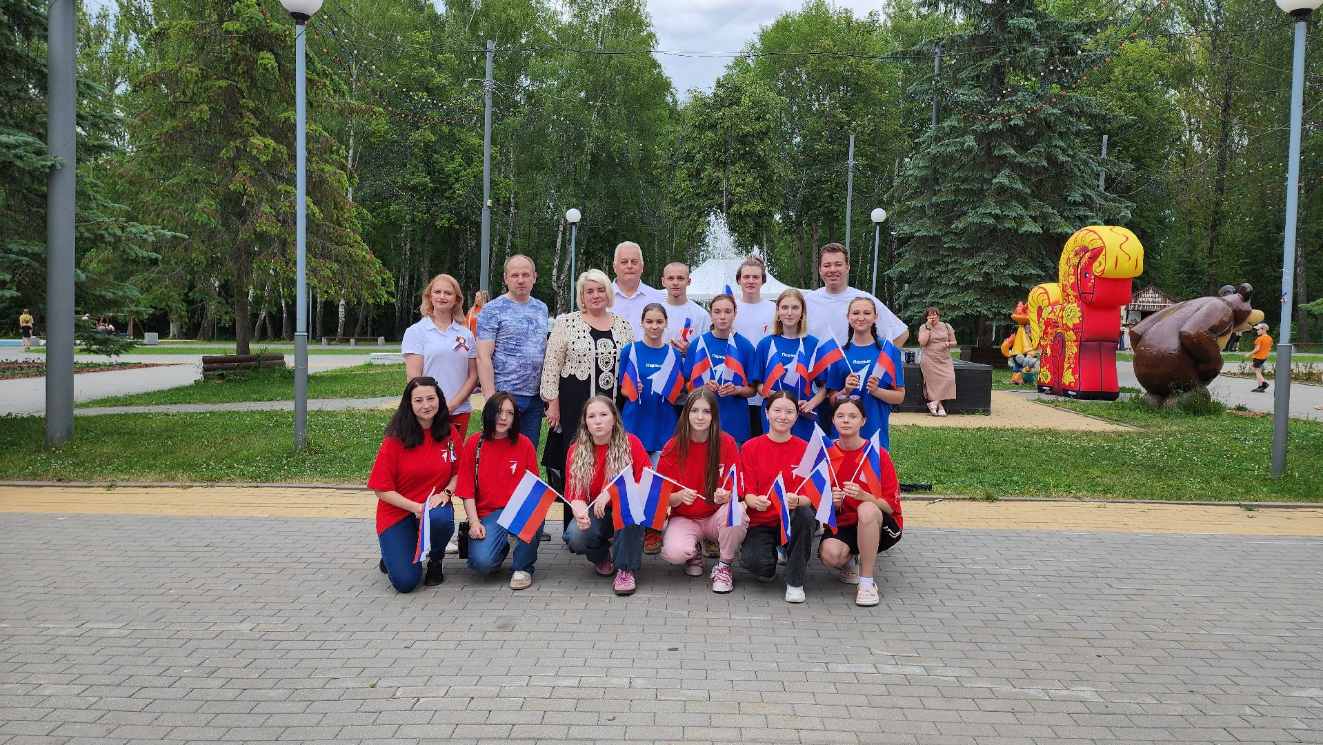 кашира, день россии, городской парк, флешмоб, танец, флаг россии, движение первых, концерт, патриотизм,