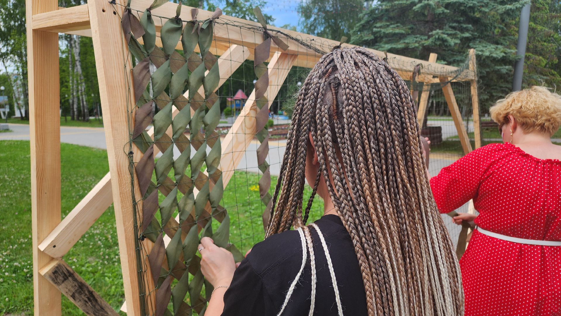 кашира, день россии, городской парк, мастер-класс, маскировочные сети, сво, волонтеры, гуманитаная помощь,