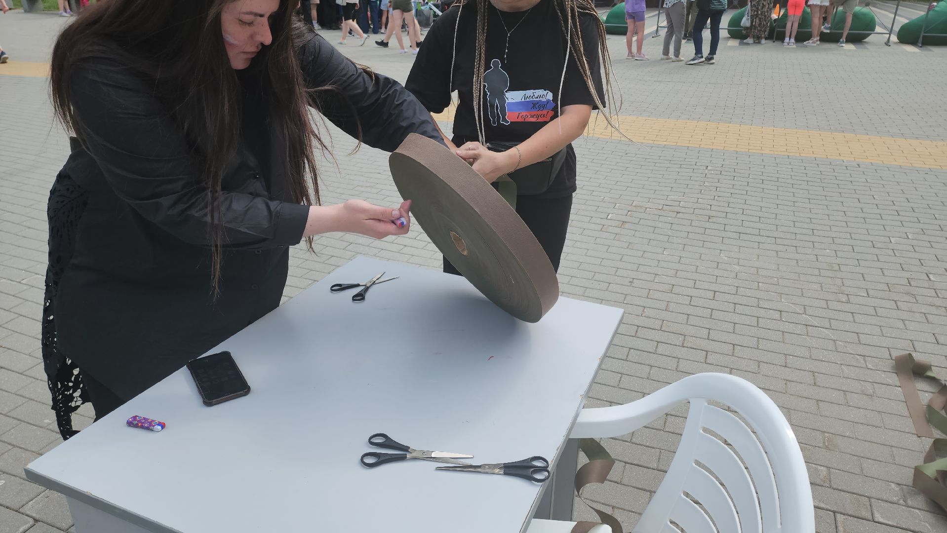 кашира, день россии, городской парк, мастер-класс, маскировочные сети, сво, волонтеры, гуманитаная помощь,