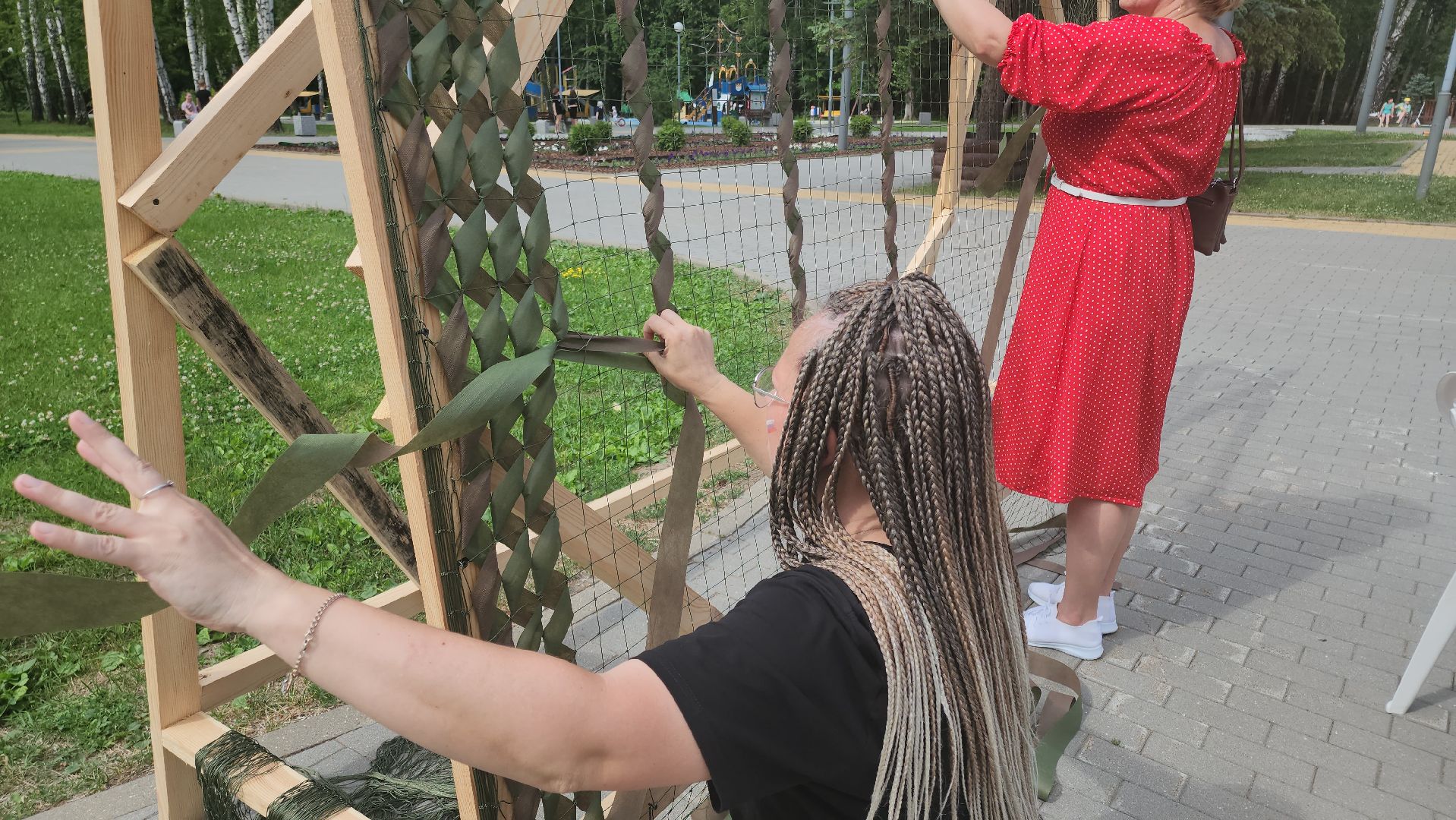 кашира, день россии, городской парк, мастер-класс, маскировочные сети, сво, волонтеры, гуманитаная помощь,