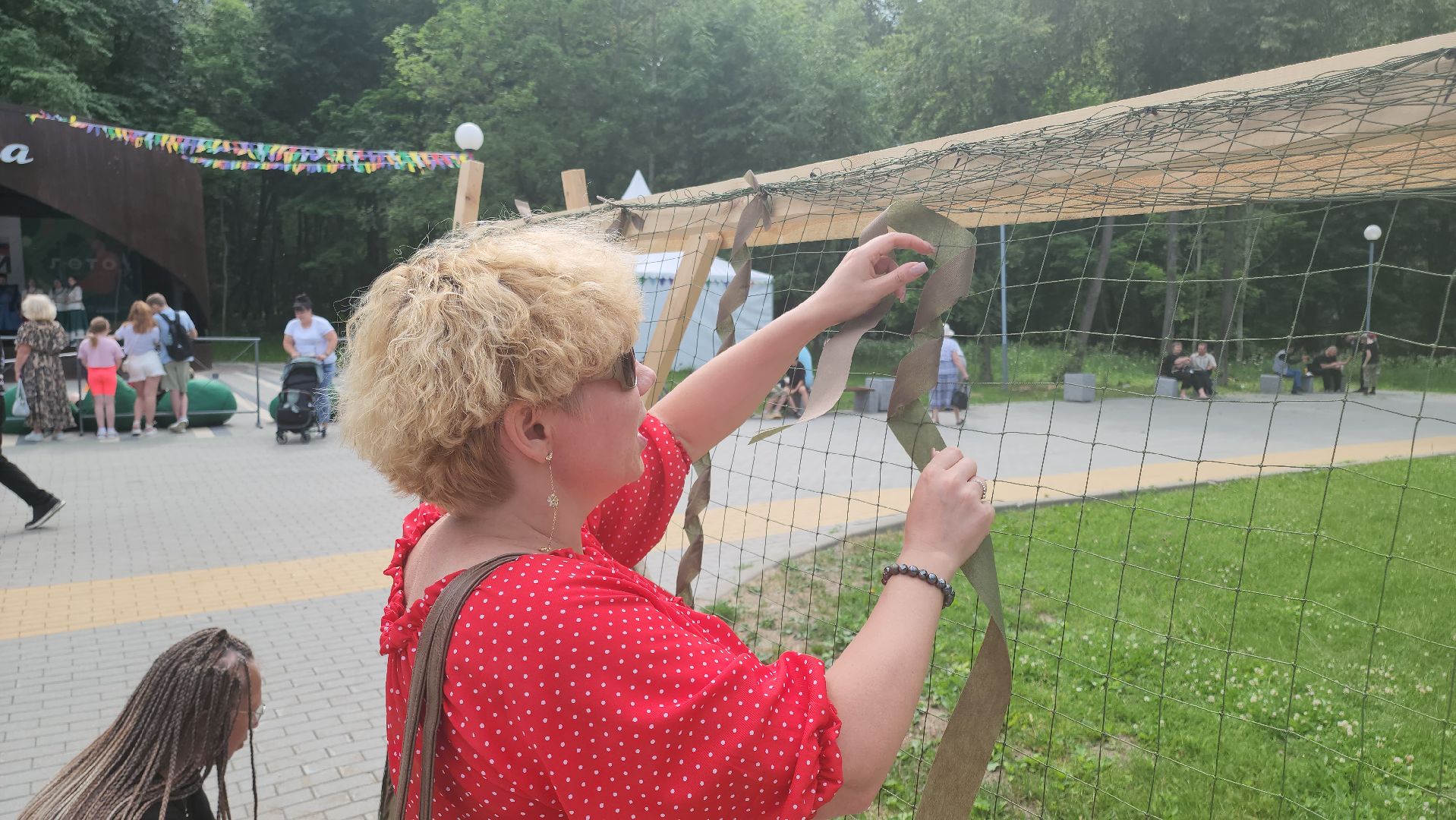 кашира, день россии, городской парк, мастер-класс, маскировочные сети, сво, волонтеры, гуманитаная помощь,