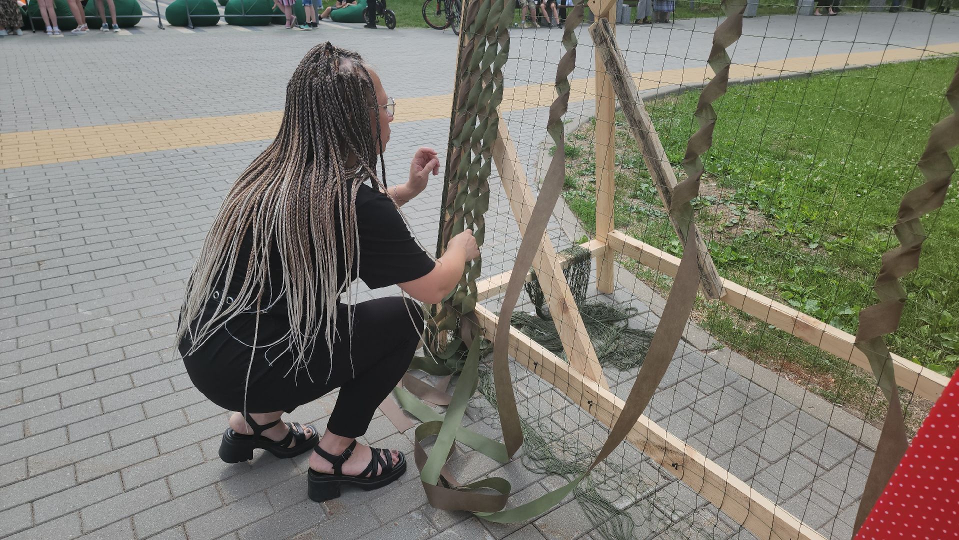 кашира, день россии, городской парк, мастер-класс, маскировочные сети, сво, волонтеры, гуманитаная помощь,