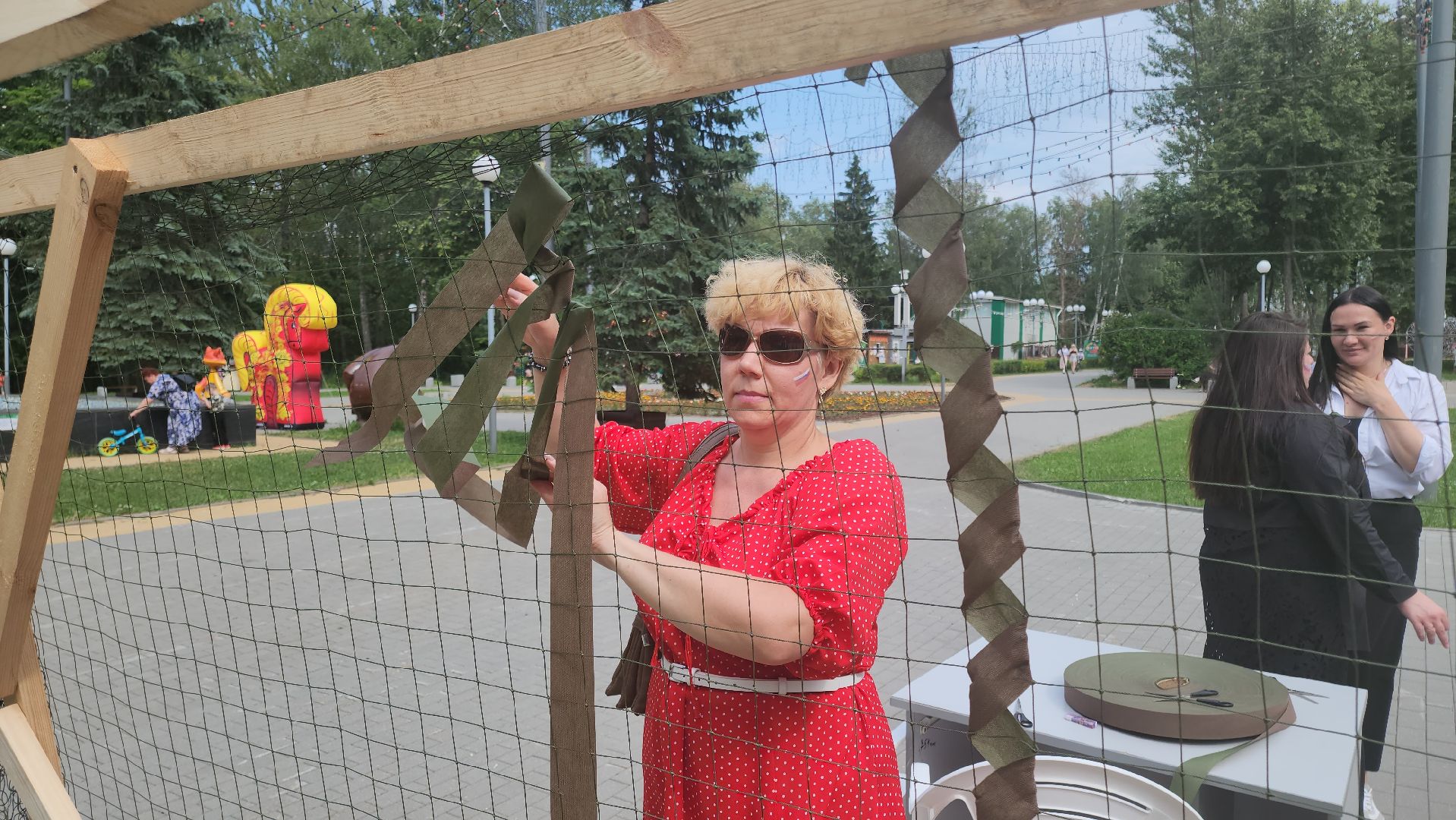 кашира, день россии, городской парк, мастер-класс, маскировочные сети, сво, волонтеры, гуманитаная помощь,