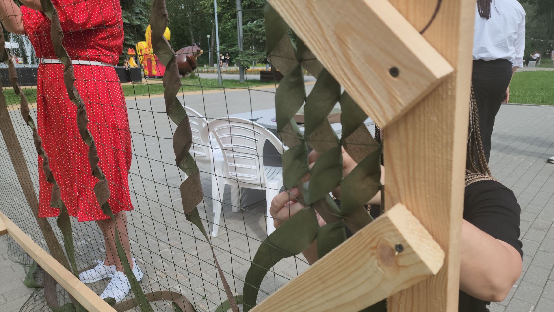 кашира, день россии, городской парк, мастер-класс, маскировочные сети, сво, волонтеры, гуманитаная помощь,