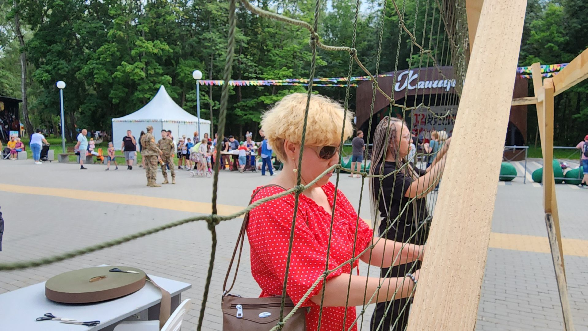 кашира, день россии, городской парк, мастер-класс, маскировочные сети, сво, волонтеры, гуманитаная помощь,