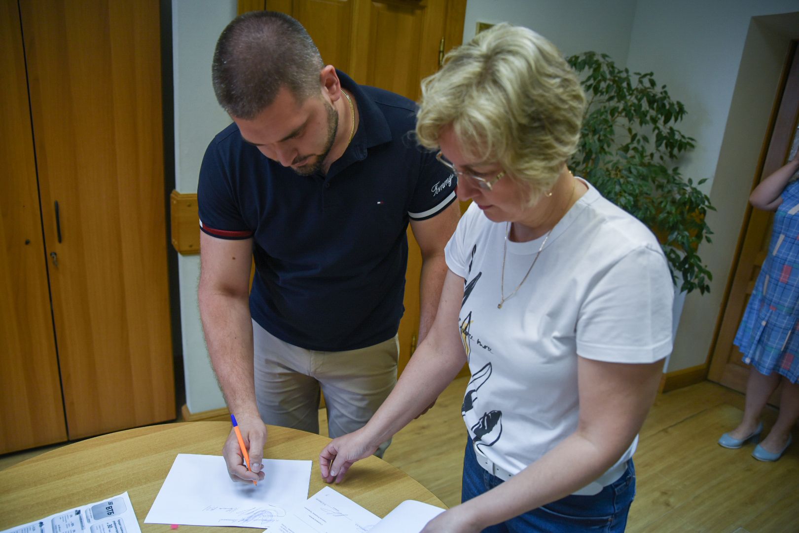 Бронницы, Земля врачам, Врачу вручили документы на землю, Земля под строительство дома, Бронницкая больница,