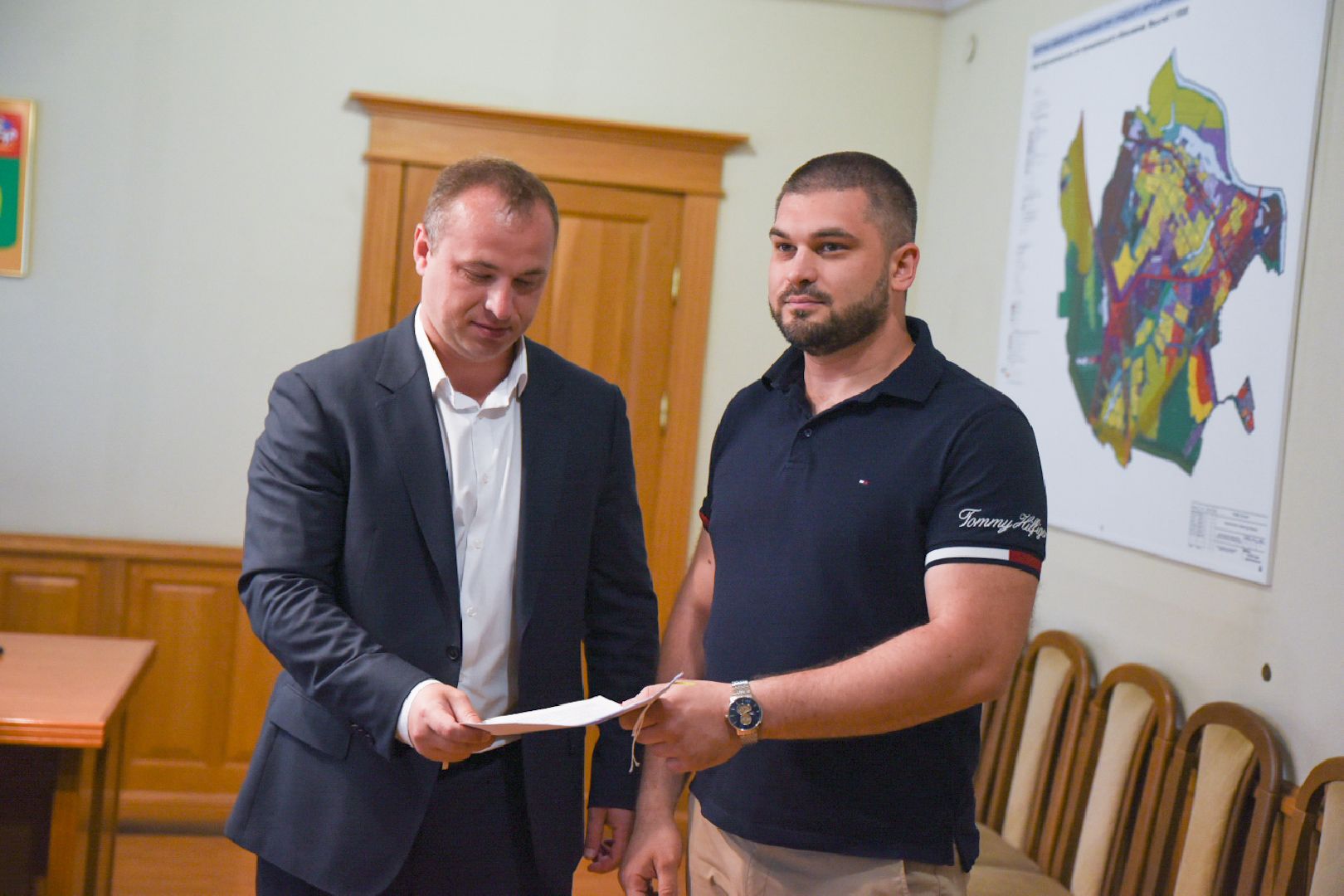 Бронницы, Земля врачам, Врачу вручили документы на землю, Земля под строительство дома, Бронницкая больница,