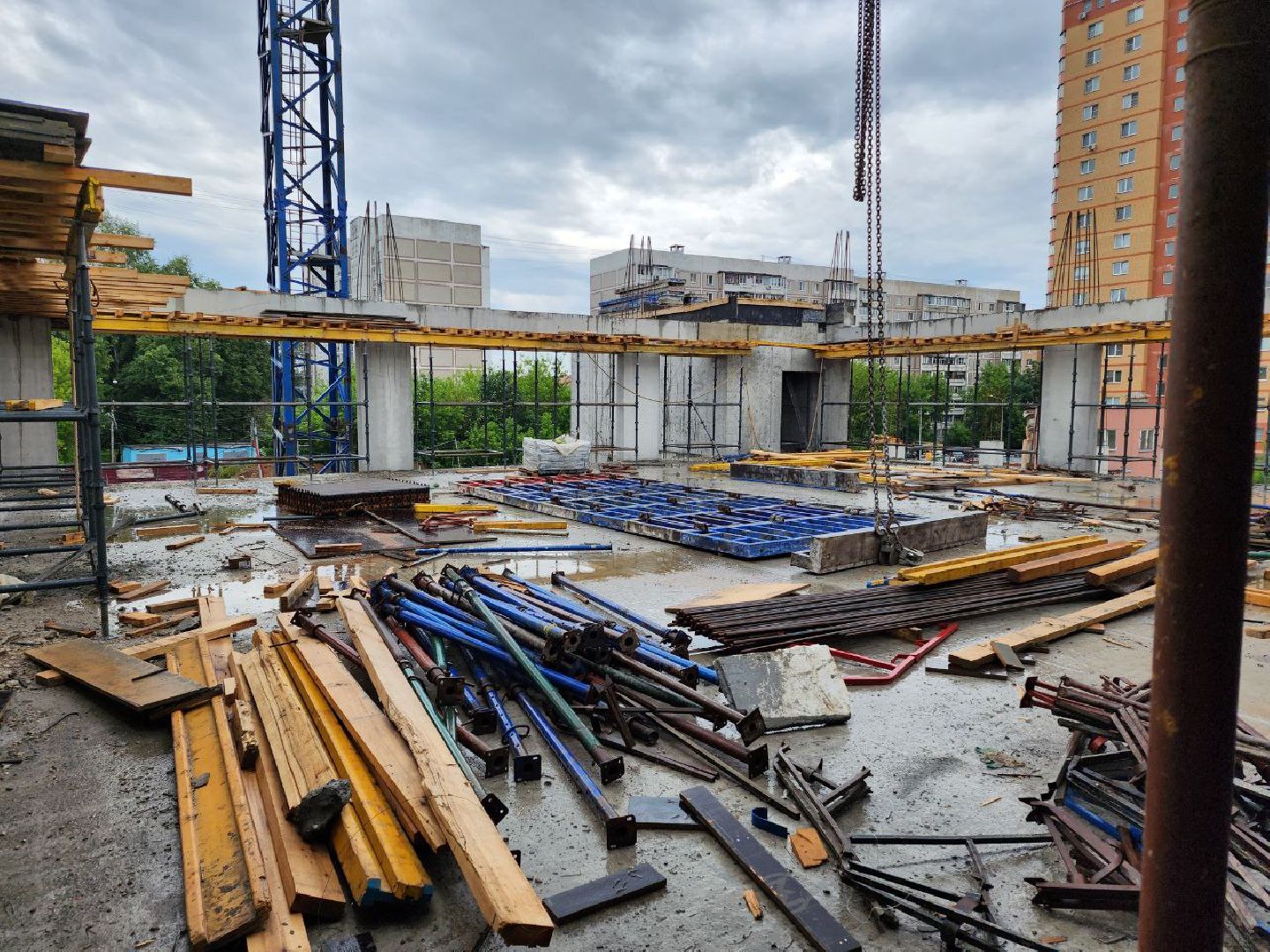 чехов, строительство, пристройка к школе, школа, рабочие,