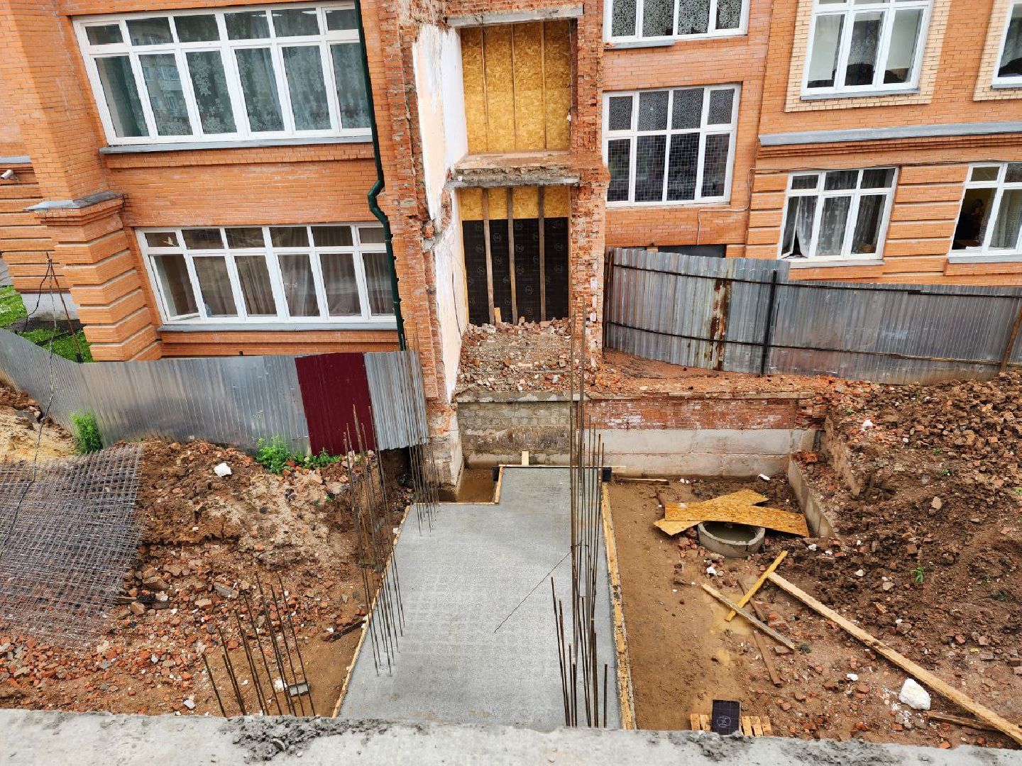 чехов, строительство, пристройка к школе, школа, рабочие,