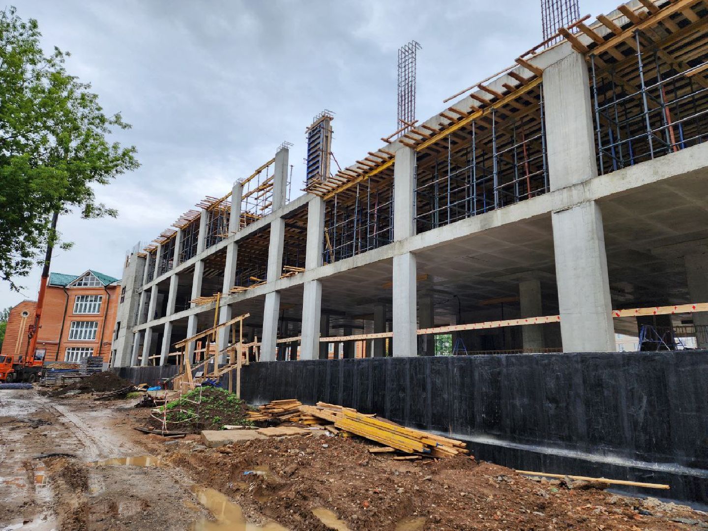 чехов, строительство, пристройка к школе, школа, рабочие,