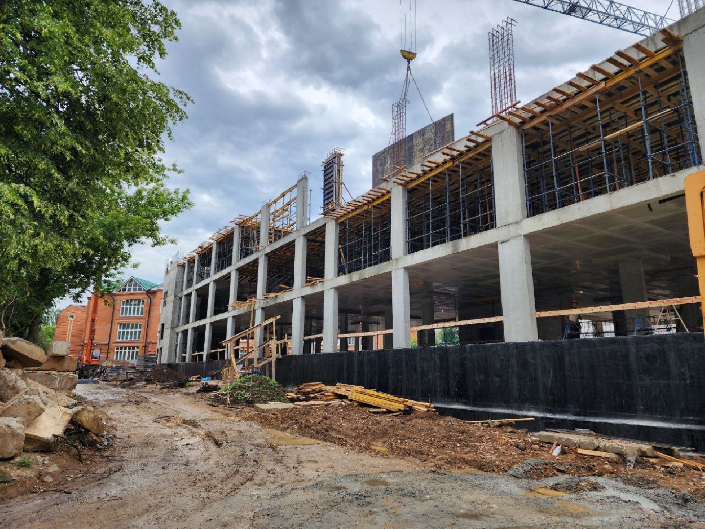 чехов, строительство, пристройка к школе, школа, рабочие,