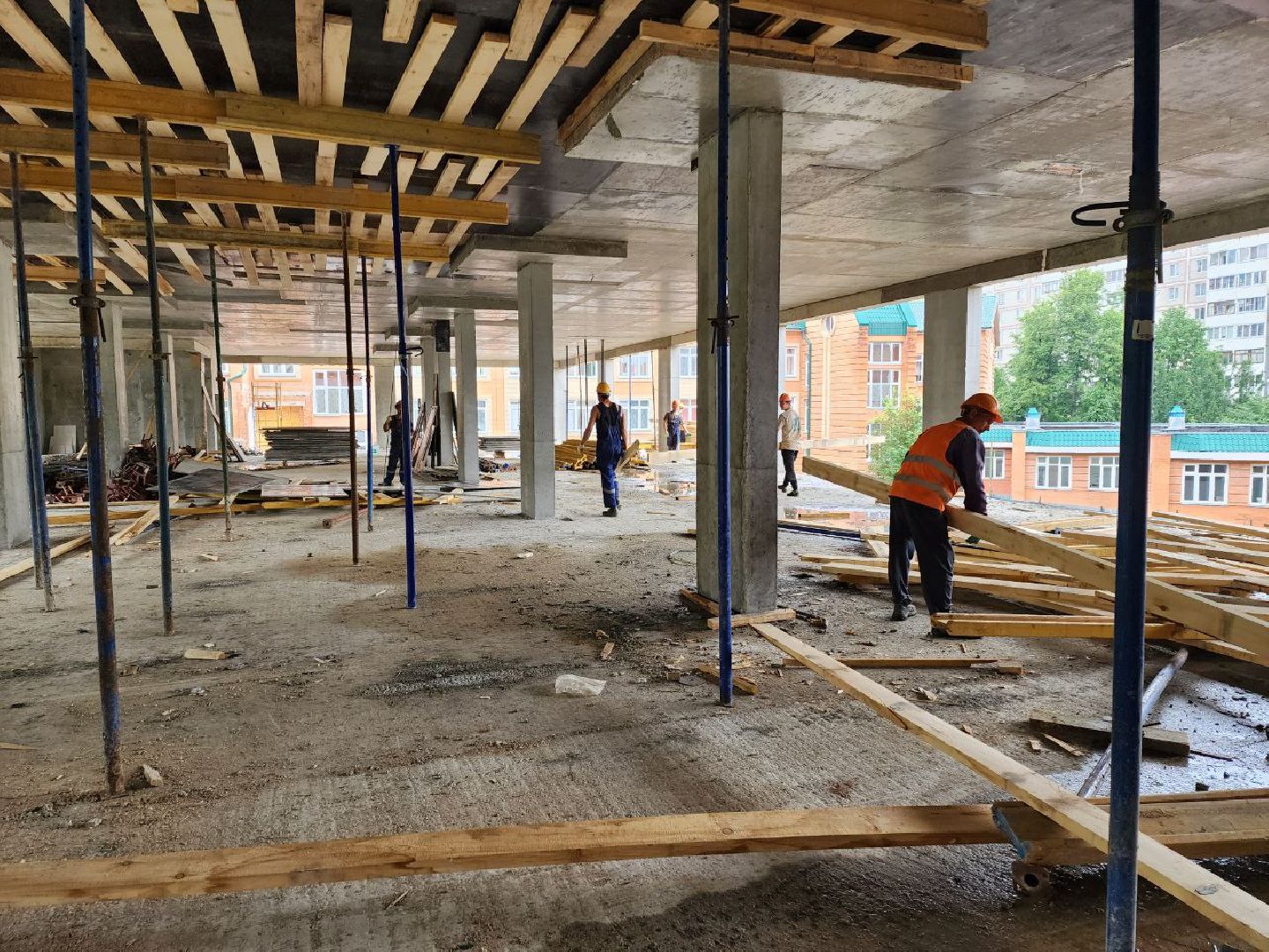 чехов, строительство, пристройка к школе, школа, рабочие,