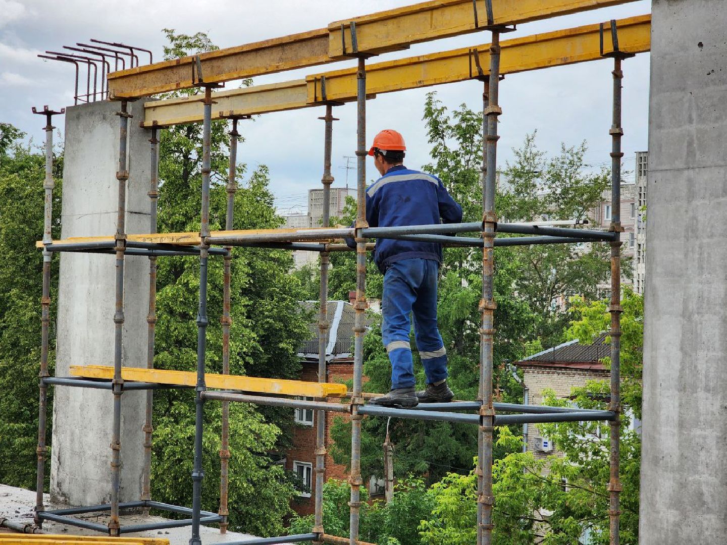 чехов, строительство, пристройка к школе, школа, рабочие,