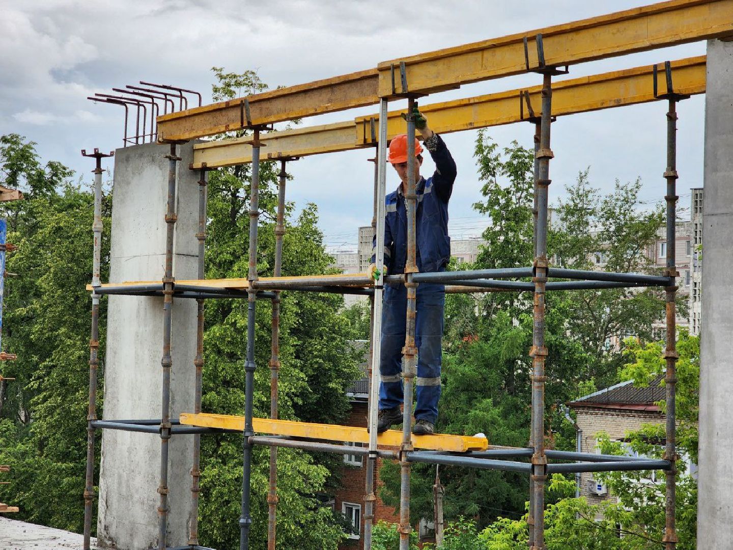 чехов, строительство, пристройка к школе, школа, рабочие,