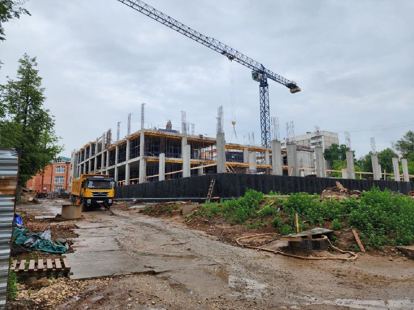 чехов, строительство, пристройка к школе, школа, рабочие,