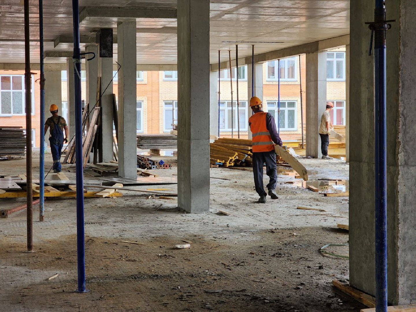 чехов, строительство, пристройка к школе, школа, рабочие,