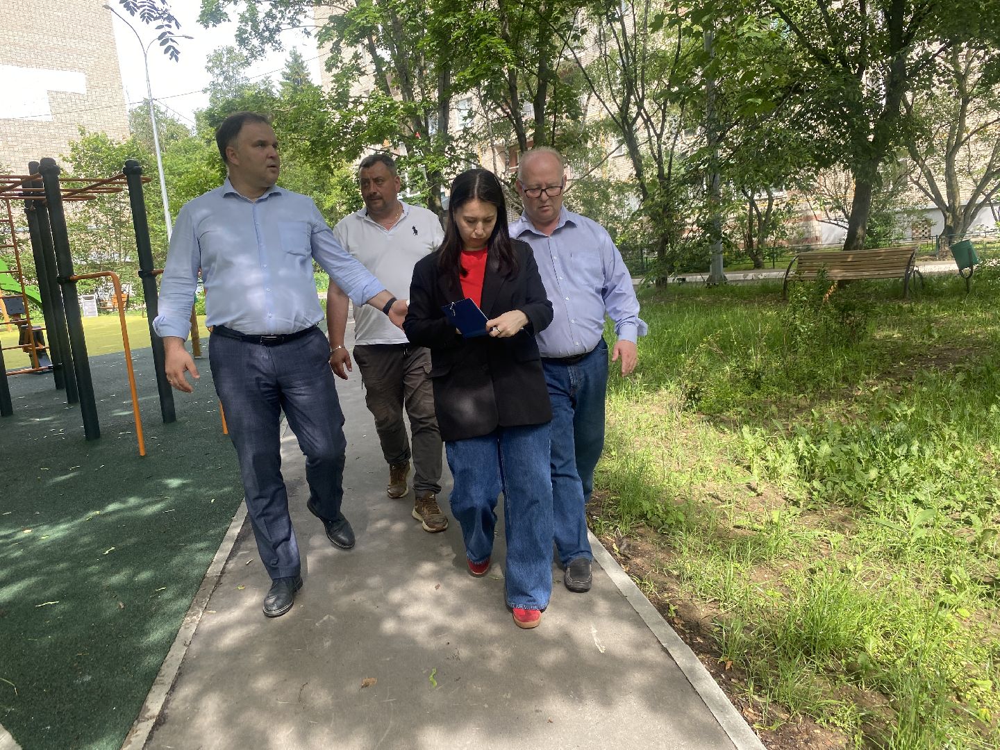 цветной бульвар власиха, обход территории власиха, глава Власихи, встречи с жителями Власиха, модернизация детской площадки,