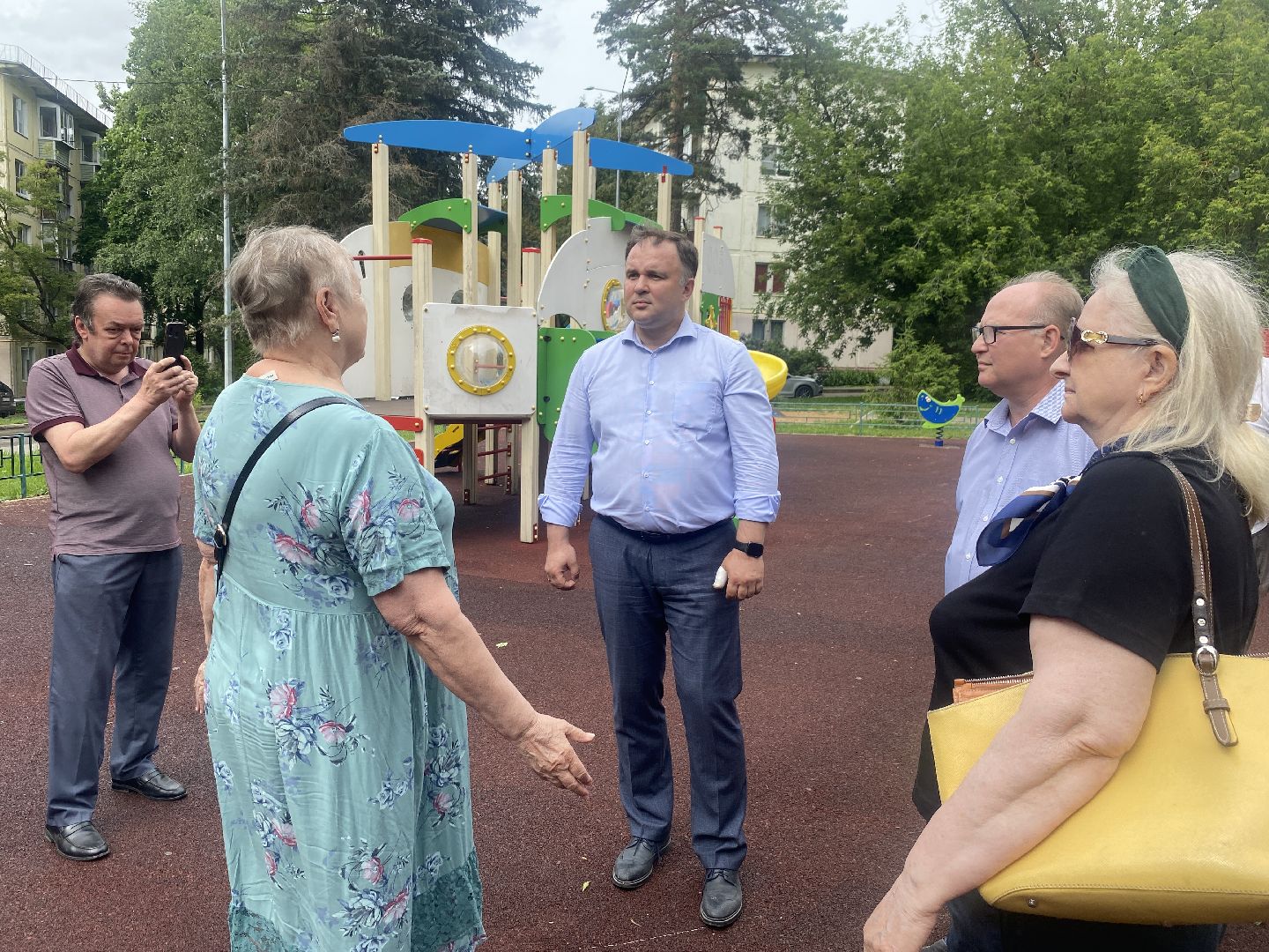 цветной бульвар власиха, обход территории власиха, глава Власихи, встречи с жителями Власиха, модернизация детской площадки,