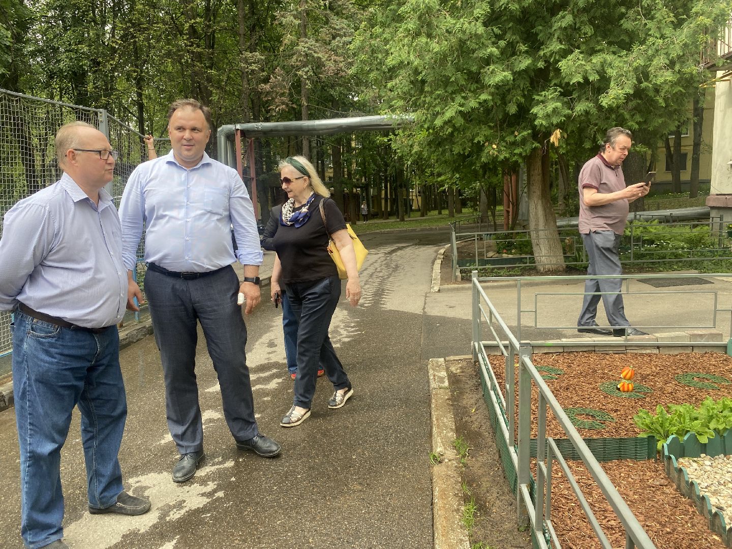 цветной бульвар власиха, обход территории власиха, глава Власихи, встречи с жителями Власиха, модернизация детской площадки,