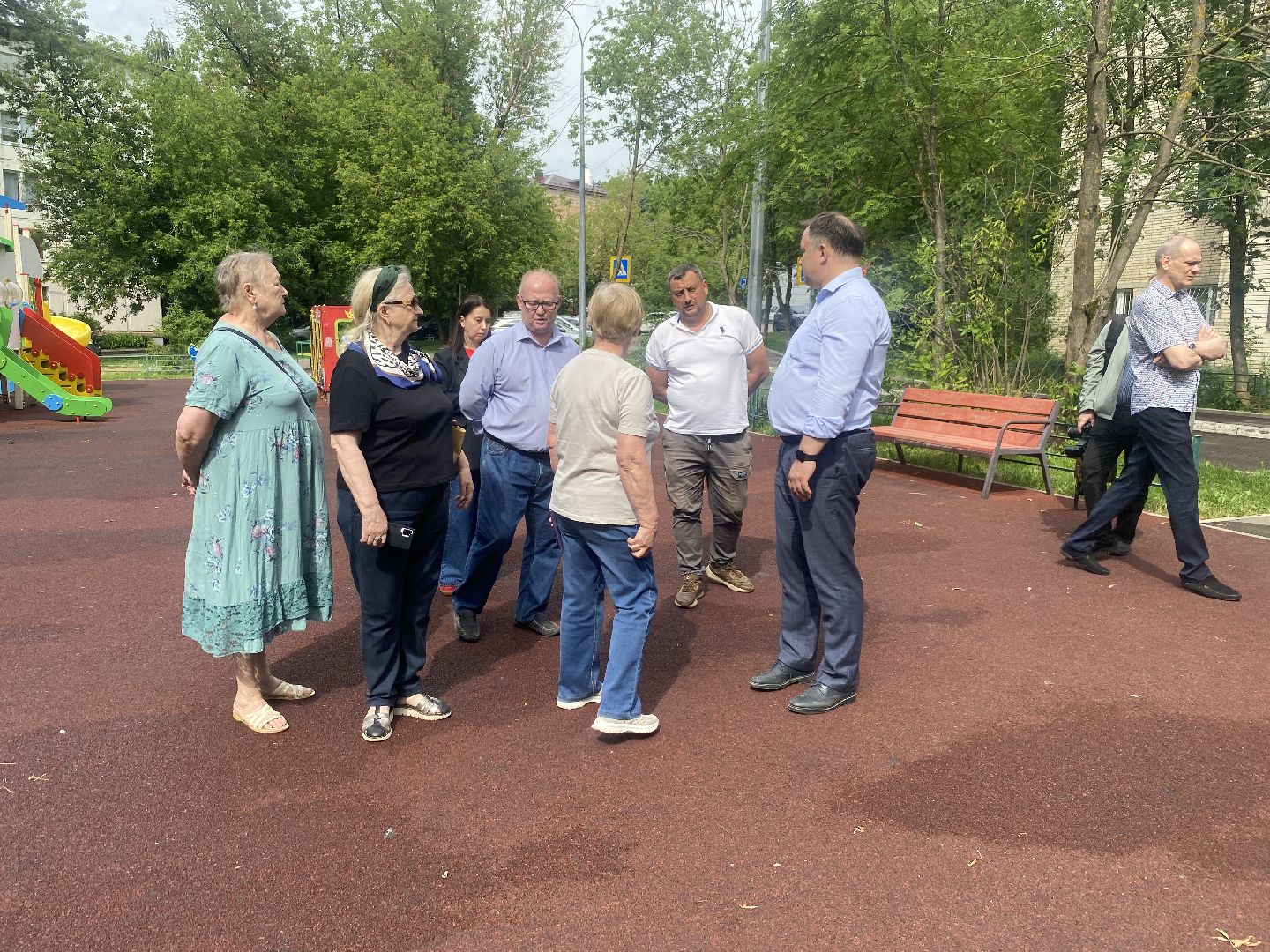 цветной бульвар власиха, обход территории власиха, глава Власихи, встречи с жителями Власиха, модернизация детской площадки,