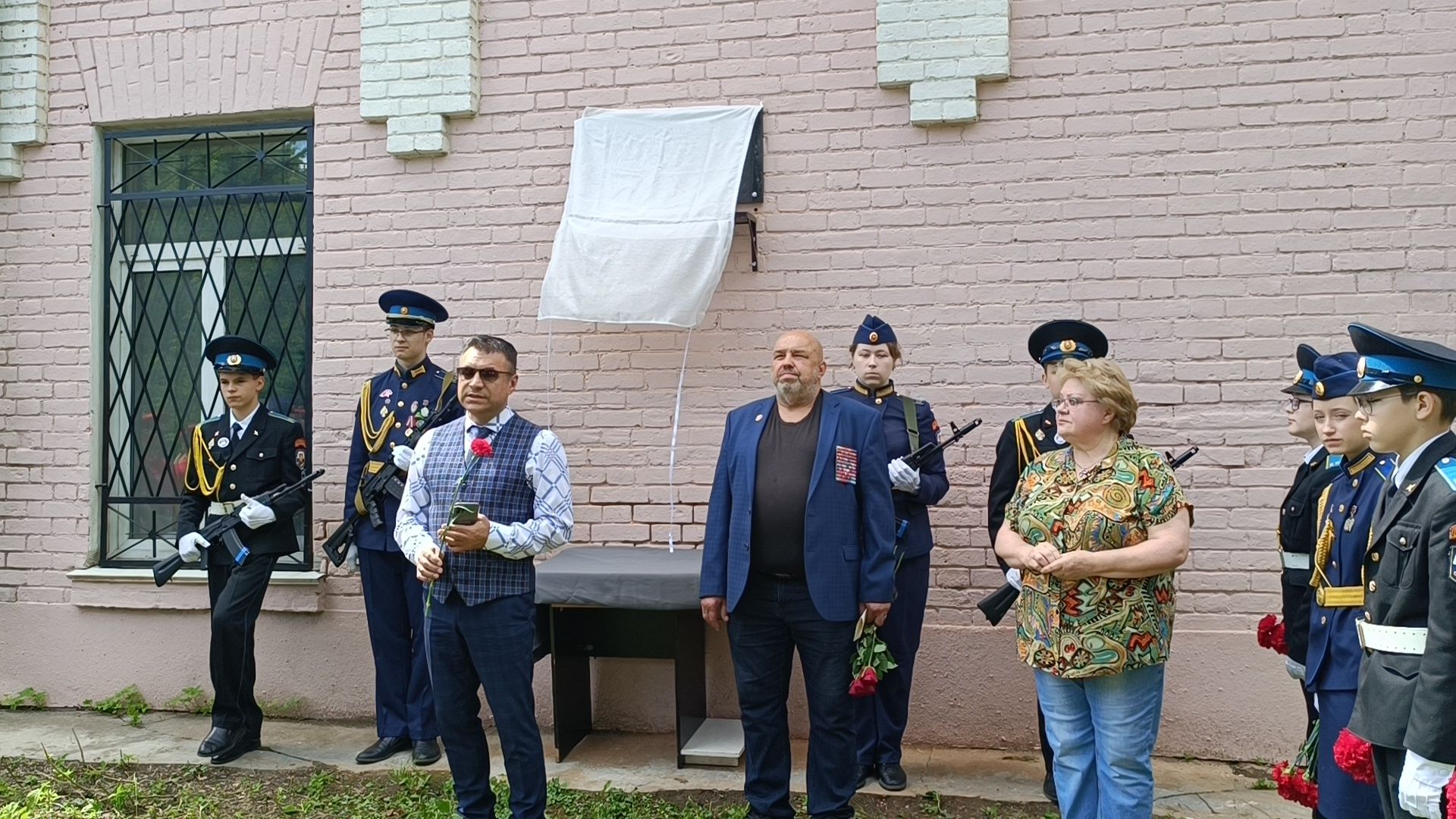 мемориальная доска, лобня, красная поляна,