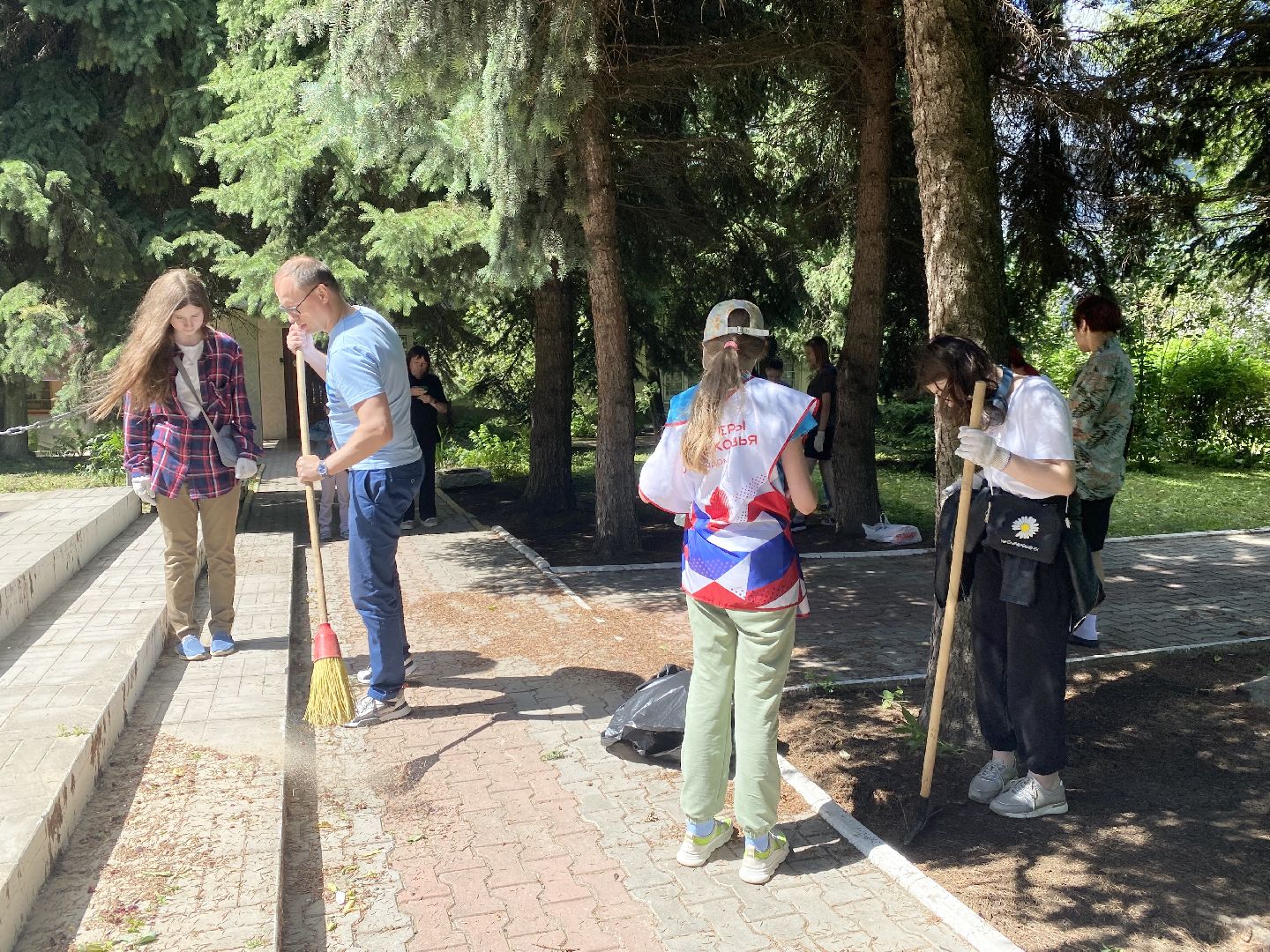 ЦВПВ, Домодедово, Подмосковье, день памяти и скорби, Уборка обелисков, Волонтеры, волонтеры подмосковья, уборка территории, Сохранение памятникво, Патриотизм,