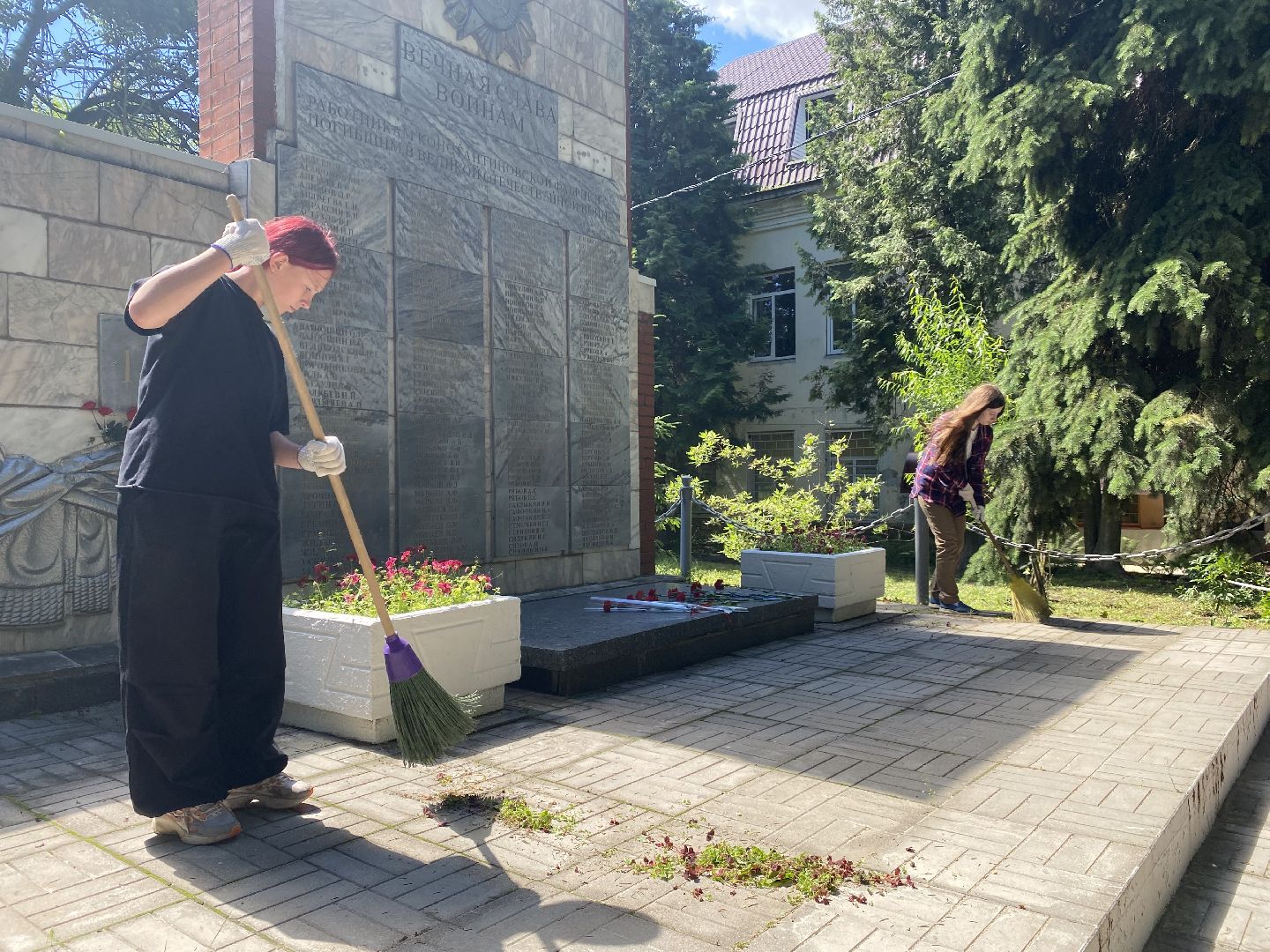 ЦВПВ, Домодедово, Подмосковье, день памяти и скорби, Уборка обелисков, Волонтеры, волонтеры подмосковья, уборка территории, Сохранение памятникво, Патриотизм,