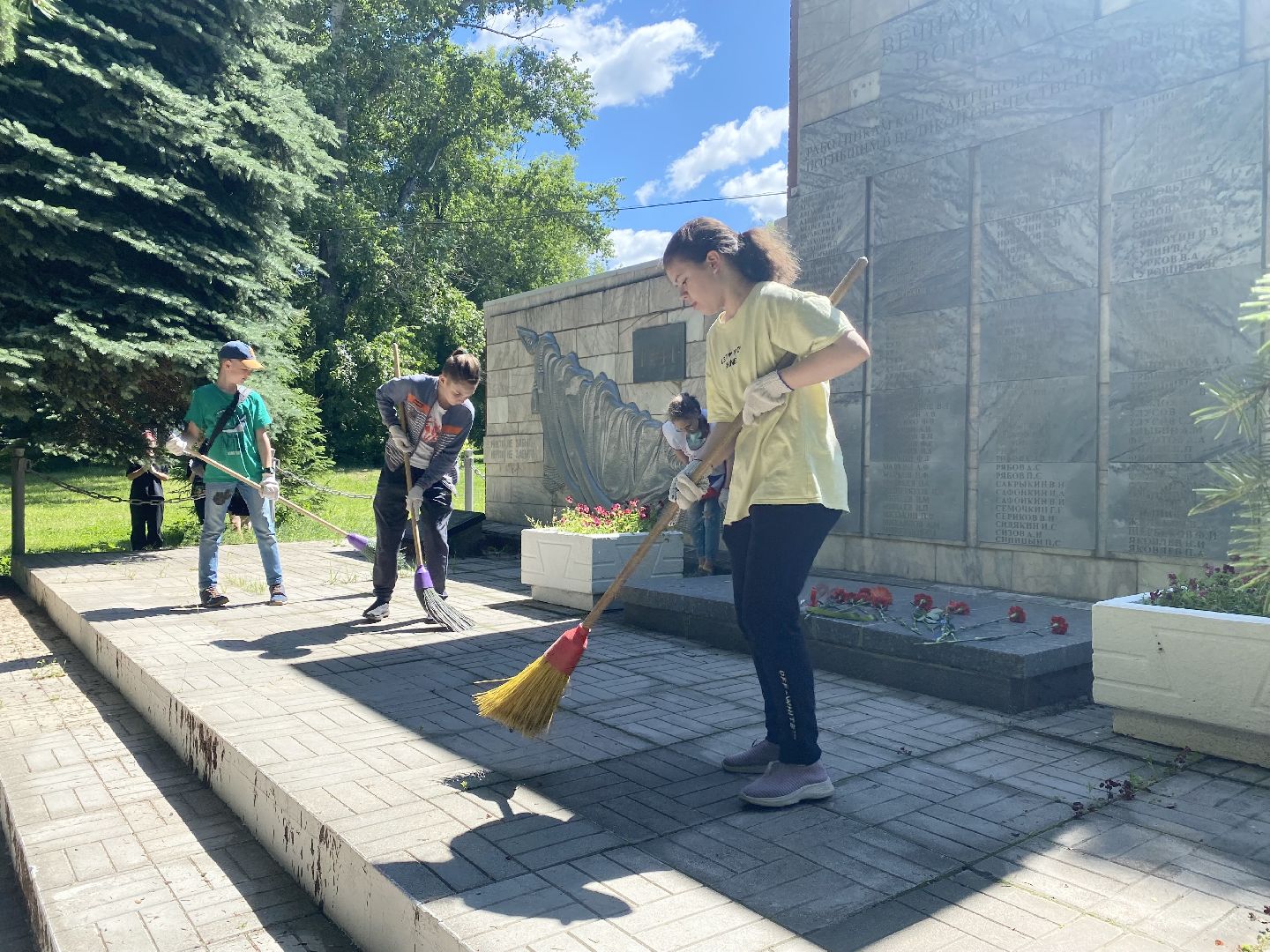 ЦВПВ, Домодедово, Подмосковье, день памяти и скорби, Уборка обелисков, Волонтеры, волонтеры подмосковья, уборка территории, Сохранение памятникво, Патриотизм,