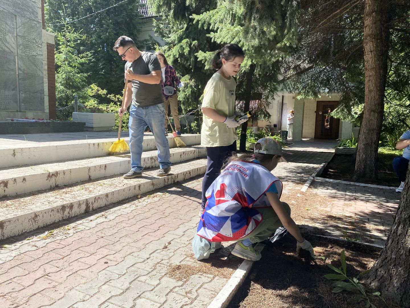 ЦВПВ, Домодедово, Подмосковье, день памяти и скорби, Уборка обелисков, Волонтеры, волонтеры подмосковья, уборка территории, Сохранение памятникво, Патриотизм,