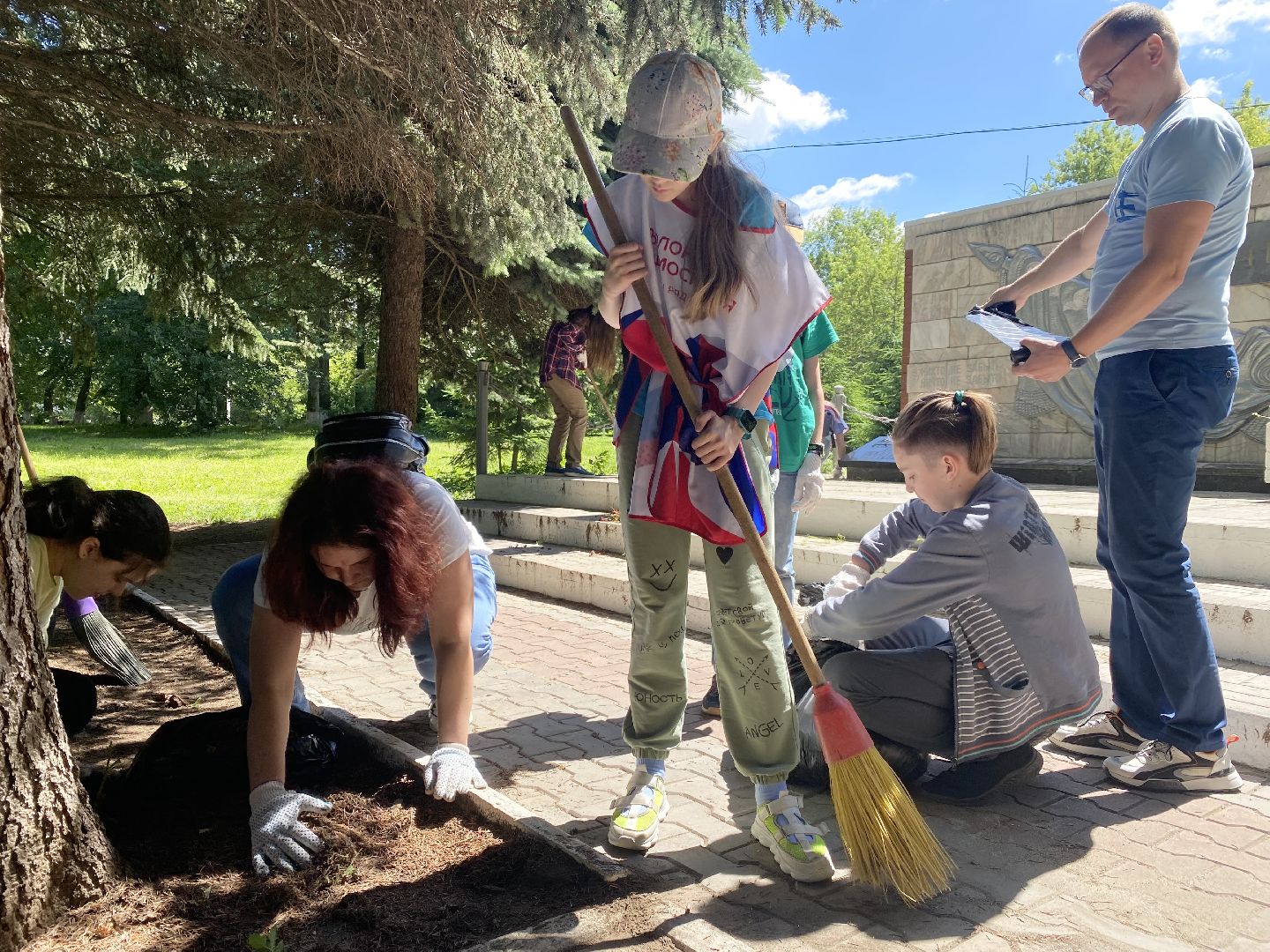 ЦВПВ, Домодедово, Подмосковье, день памяти и скорби, Уборка обелисков, Волонтеры, волонтеры подмосковья, уборка территории, Сохранение памятникво, Патриотизм,