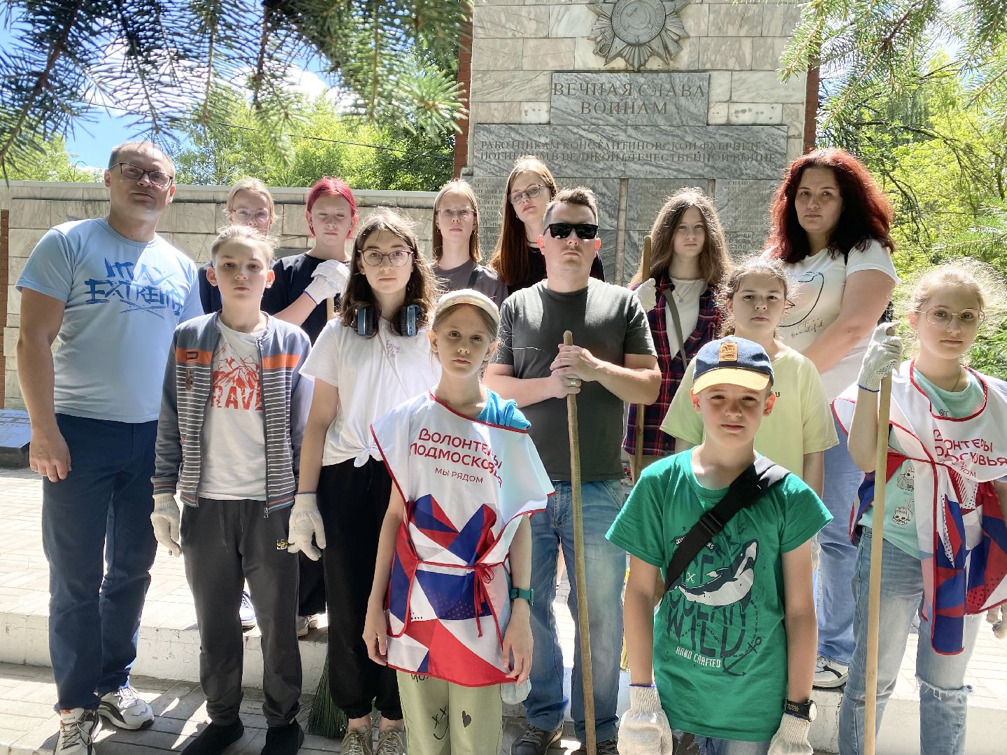 ЦВПВ, Домодедово, Подмосковье, день памяти и скорби, Уборка обелисков, Волонтеры, волонтеры подмосковья, уборка территории, Сохранение памятникво, Патриотизм,