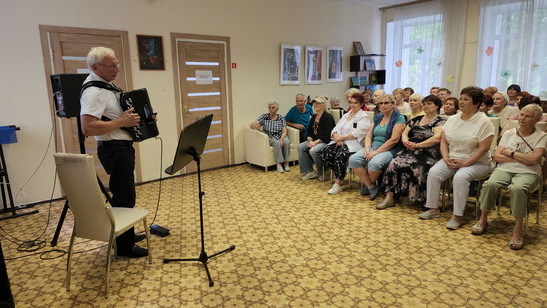 пушкино, центр социального обслуживания, музыка, баян, концерт, получатели социальных услуг, зрители, музыкант,