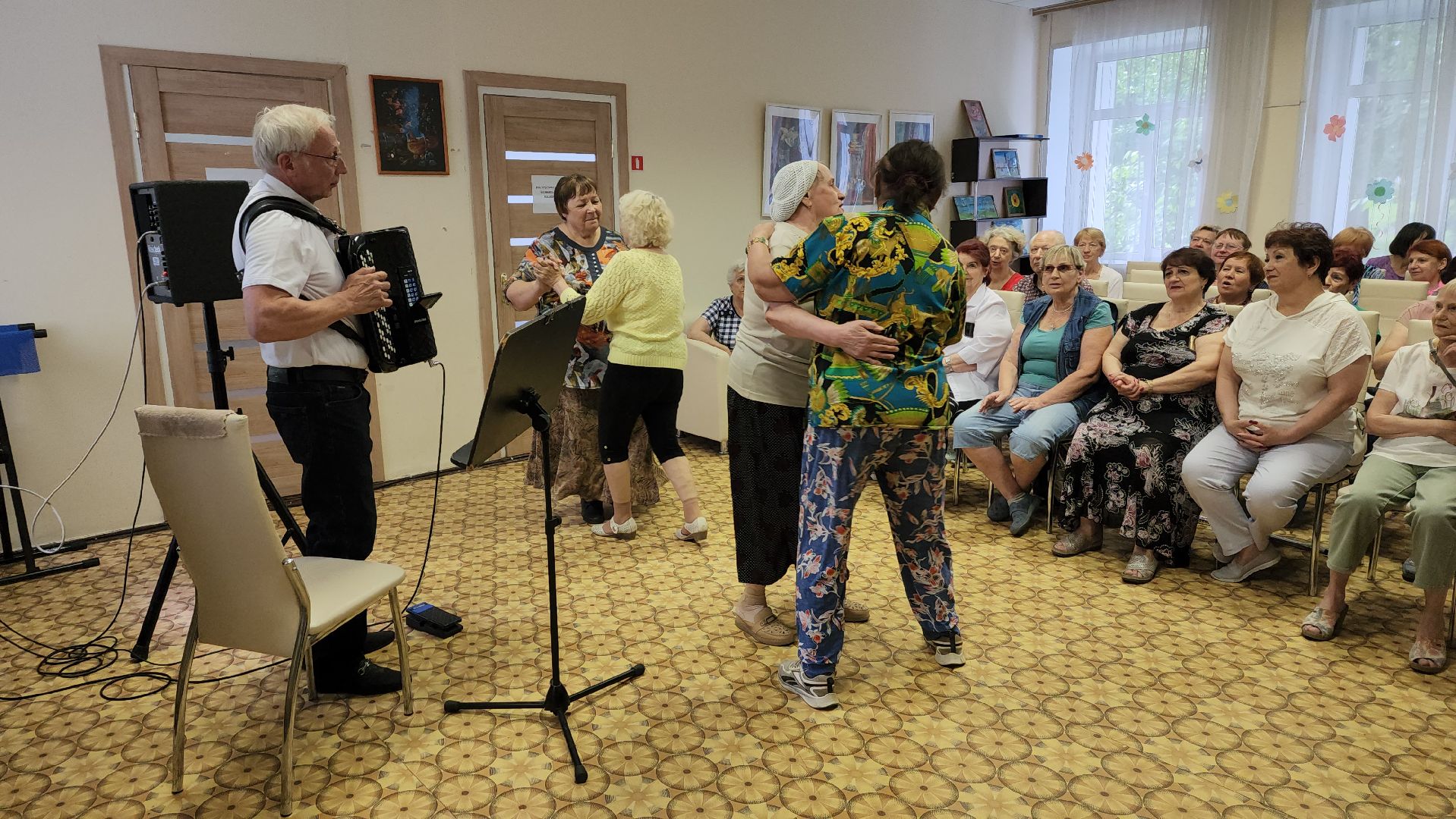 пушкино, центр социального обслуживания, музыка, баян, концерт, получатели социальных услуг, зрители, музыкант,