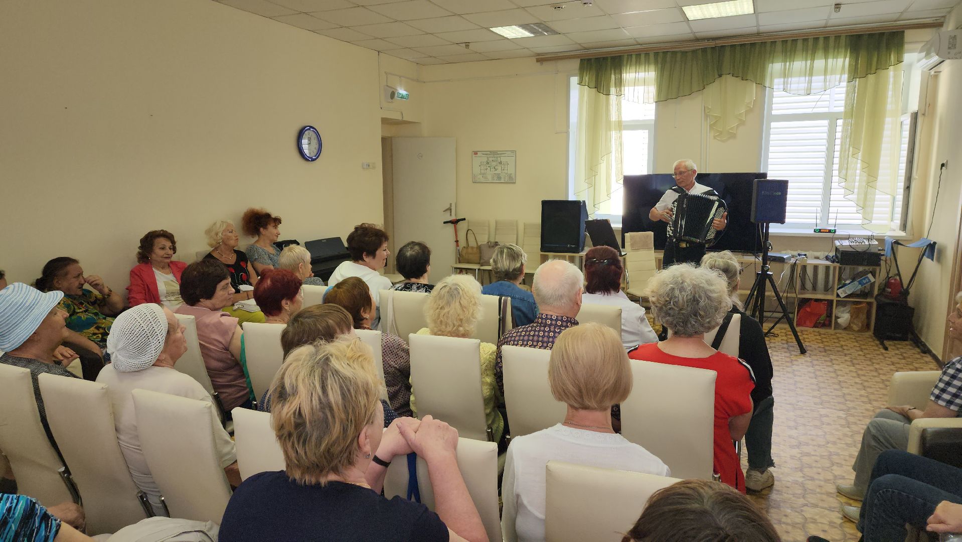 пушкино, центр социального обслуживания, музыка, баян, концерт, получатели социальных услуг, зрители, музыкант,