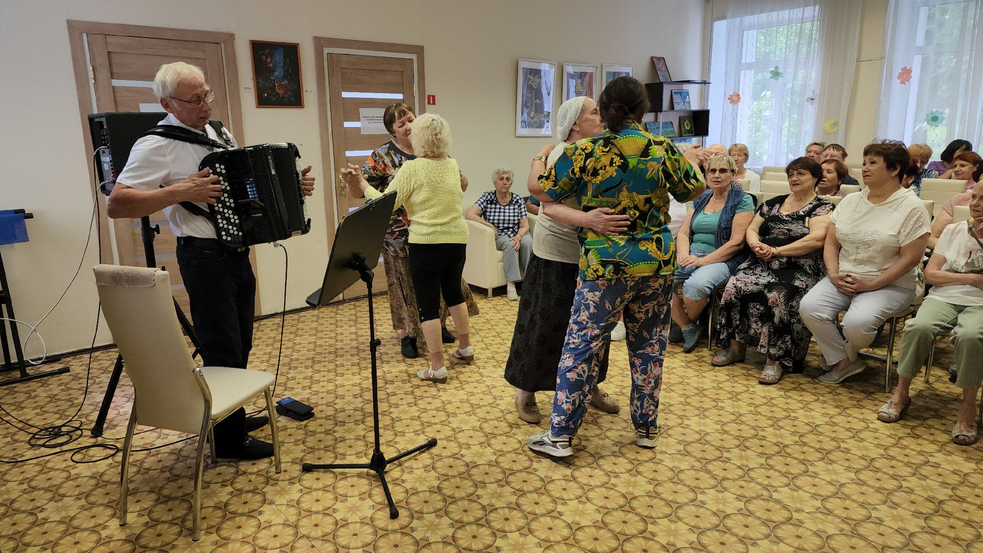 пушкино, центр социального обслуживания, музыка, баян, концерт, получатели социальных услуг, зрители, музыкант,