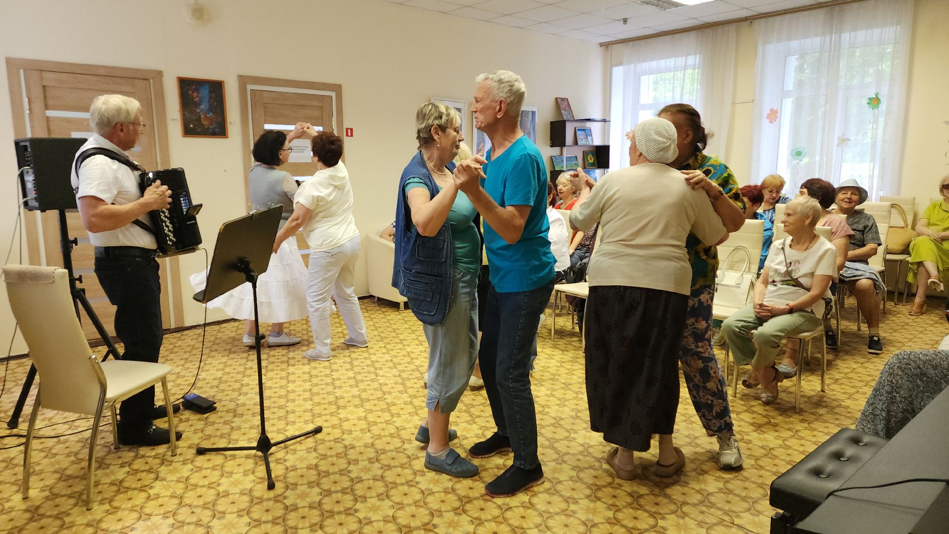 пушкино, центр социального обслуживания, музыка, баян, концерт, получатели социальных услуг, зрители, музыкант,