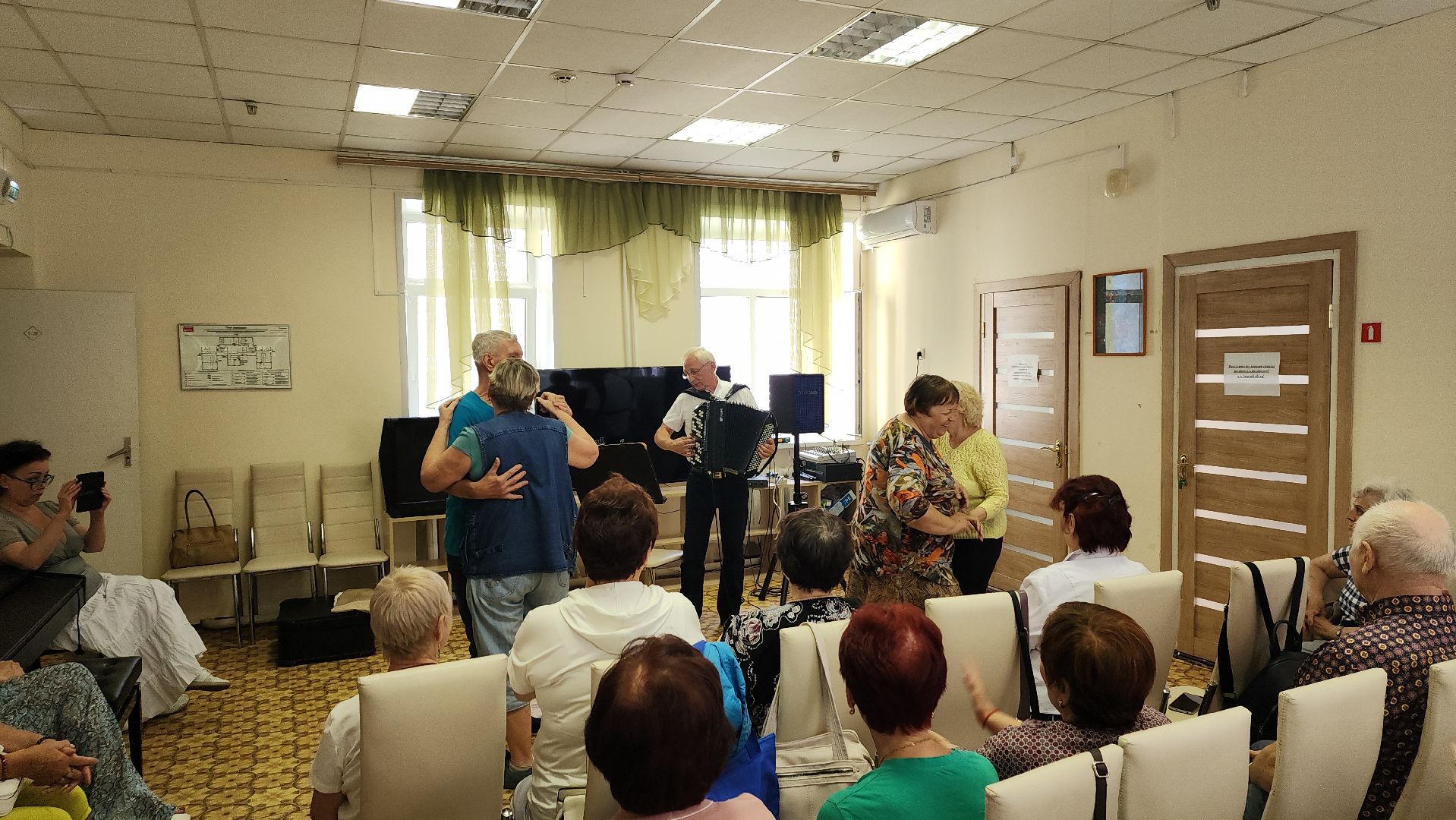 пушкино, центр социального обслуживания, музыка, баян, концерт, получатели социальных услуг, зрители, музыкант,