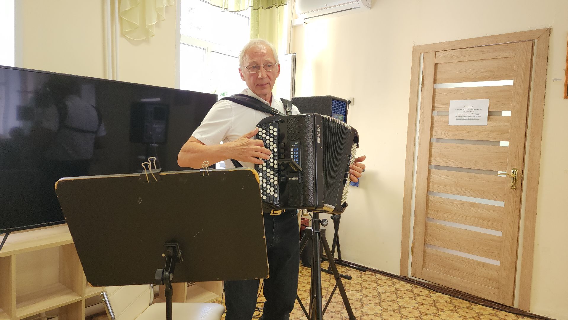 пушкино, центр социального обслуживания, музыка, баян, концерт, получатели социальных услуг, зрители, музыкант,