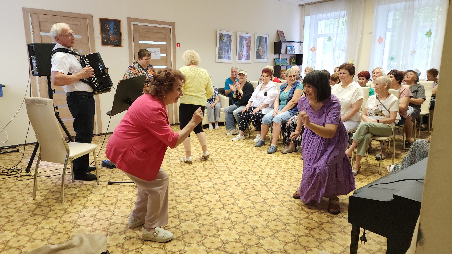 пушкино, центр социального обслуживания, музыка, баян, концерт, получатели социальных услуг, зрители, музыкант,
