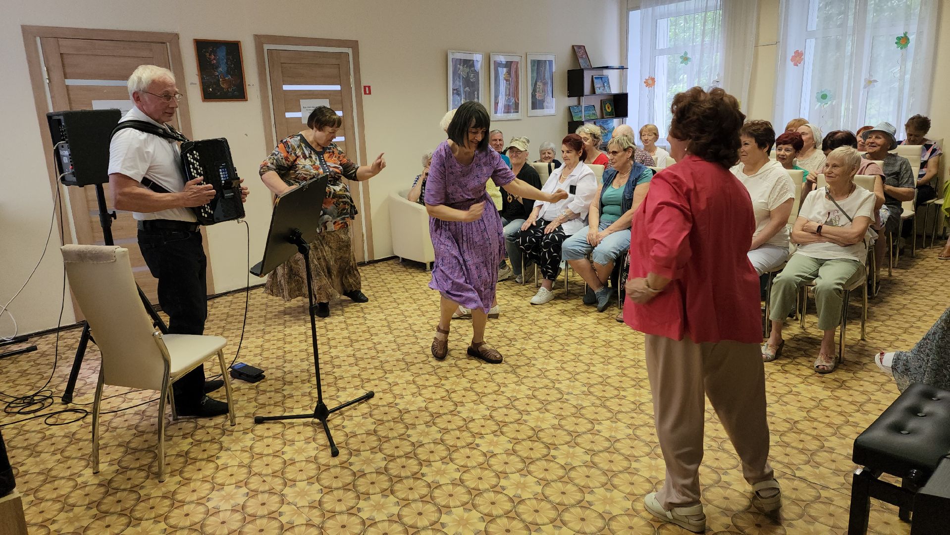 пушкино, центр социального обслуживания, музыка, баян, концерт, получатели социальных услуг, зрители, музыкант,