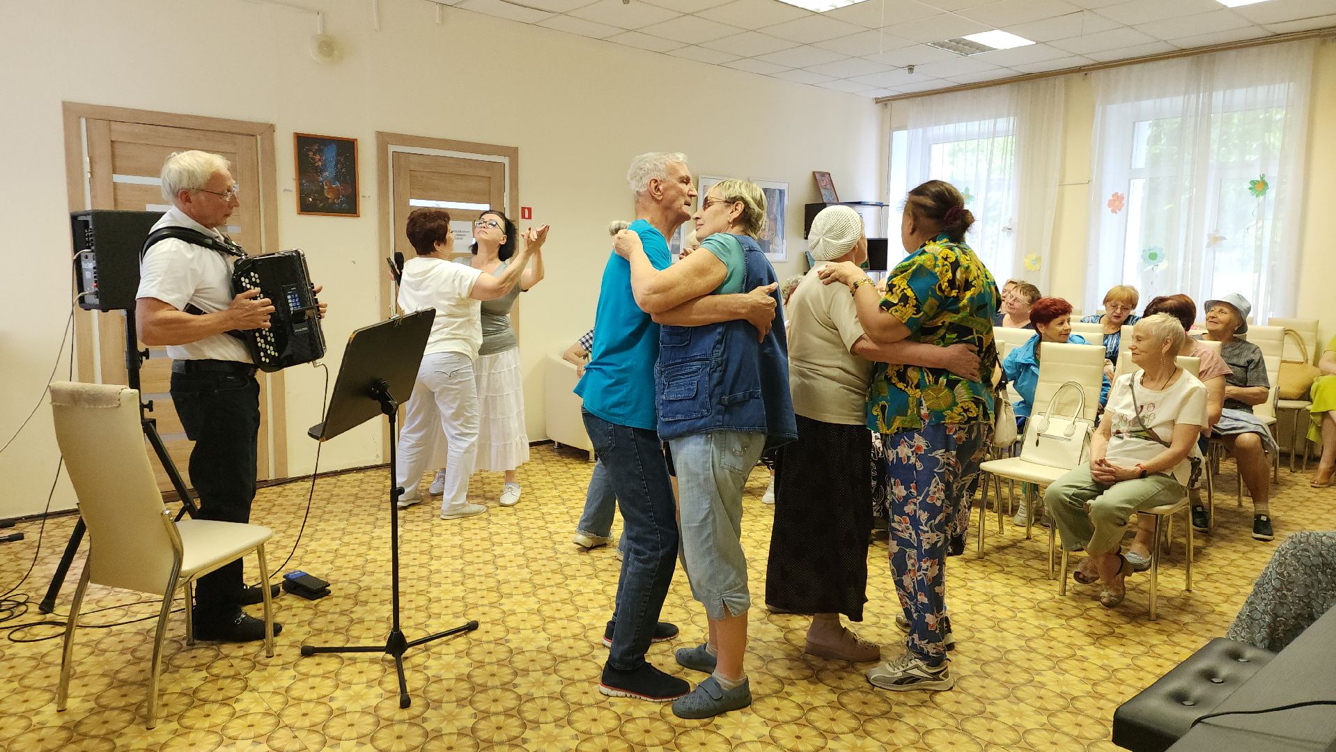 пушкино, центр социального обслуживания, музыка, баян, концерт, получатели социальных услуг, зрители, музыкант,