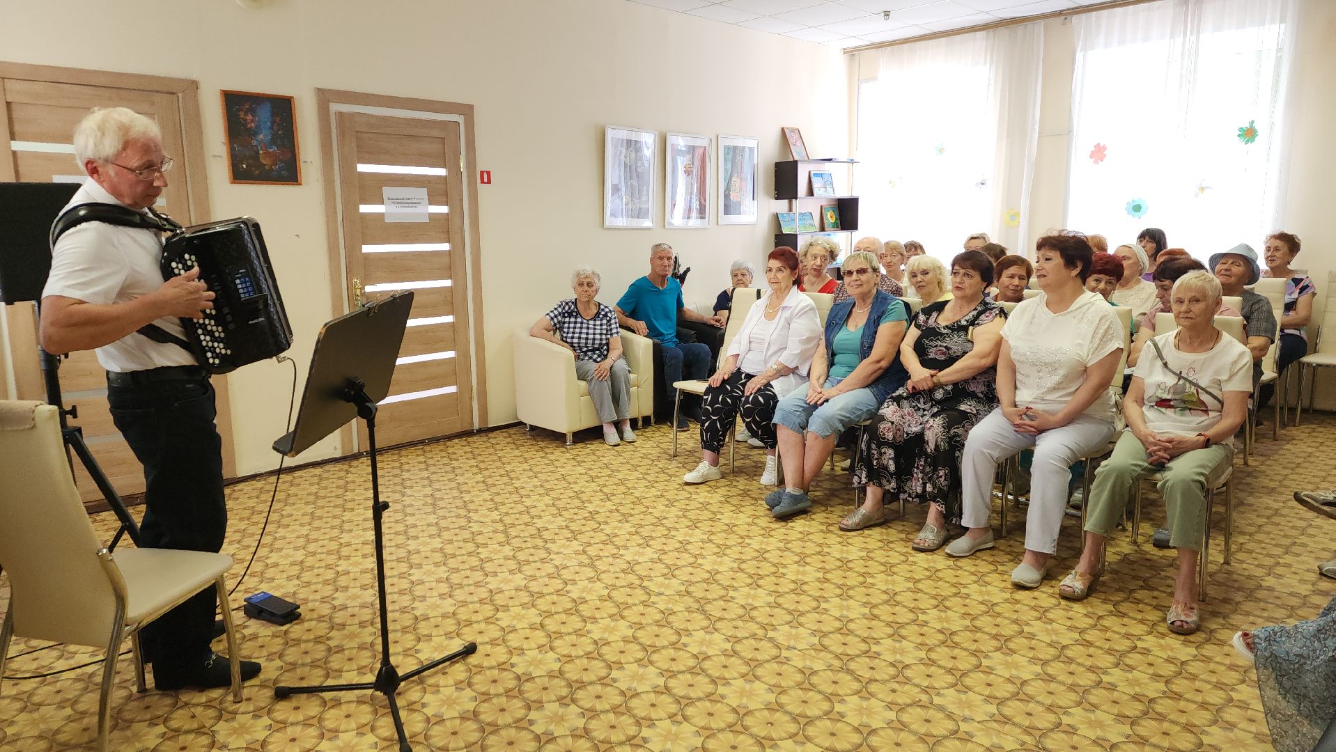 пушкино, центр социального обслуживания, музыка, баян, концерт, получатели социальных услуг, зрители, музыкант,