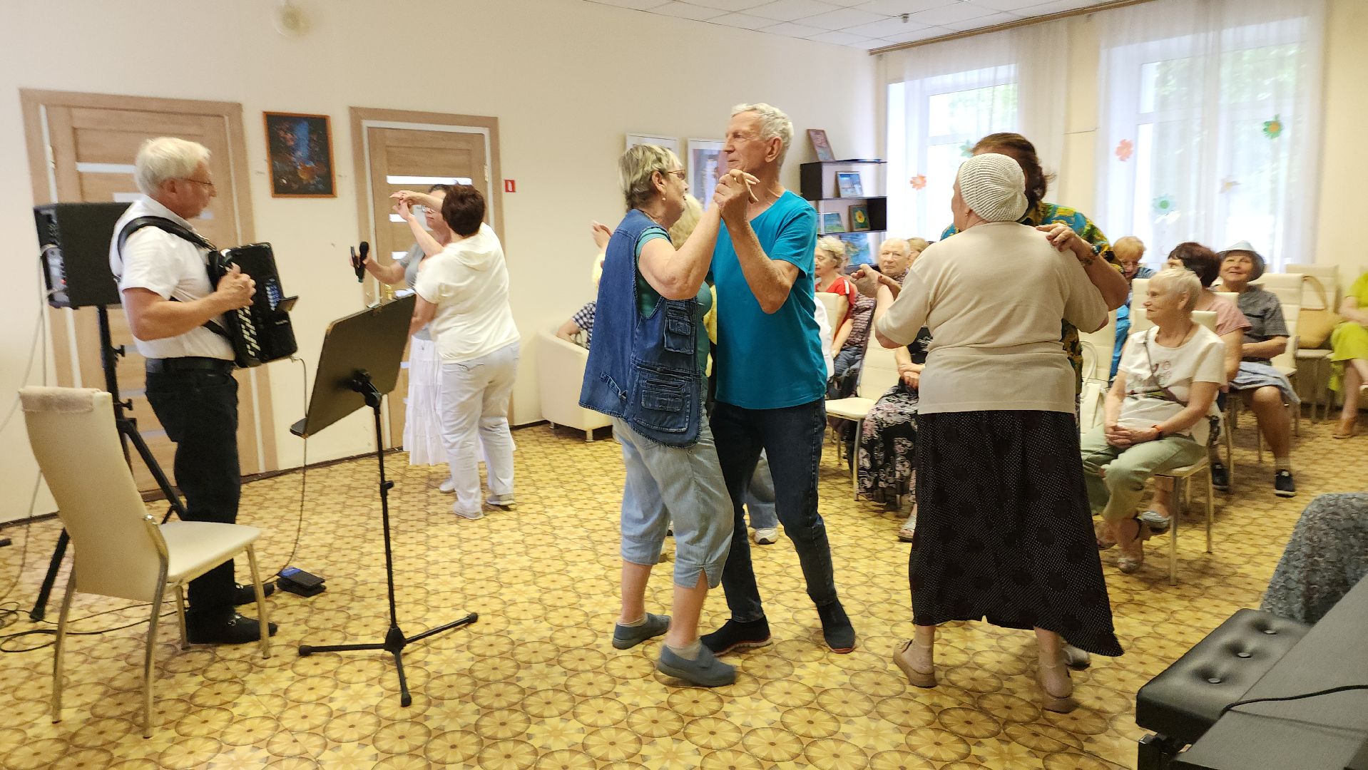 пушкино, центр социального обслуживания, музыка, баян, концерт, получатели социальных услуг, зрители, музыкант,