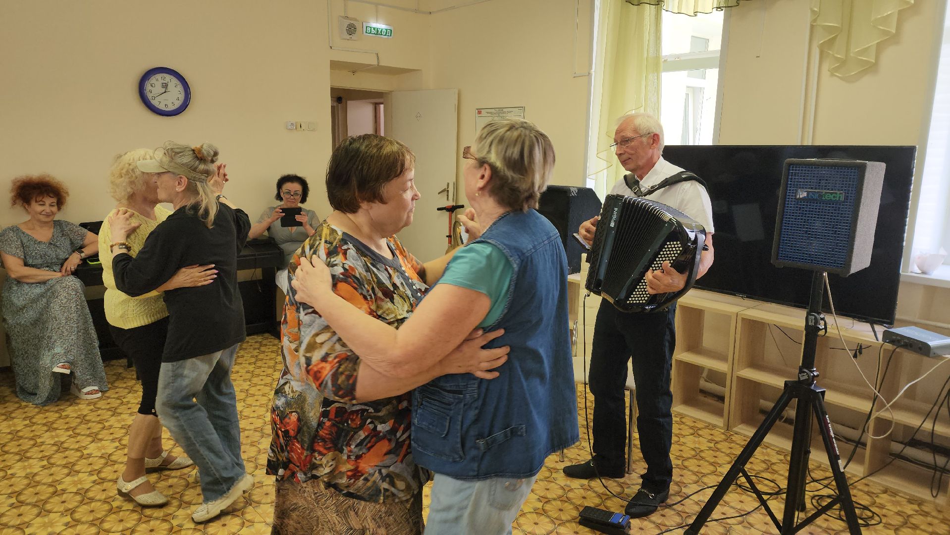 пушкино, центр социального обслуживания, музыка, баян, концерт, получатели социальных услуг, зрители, музыкант,