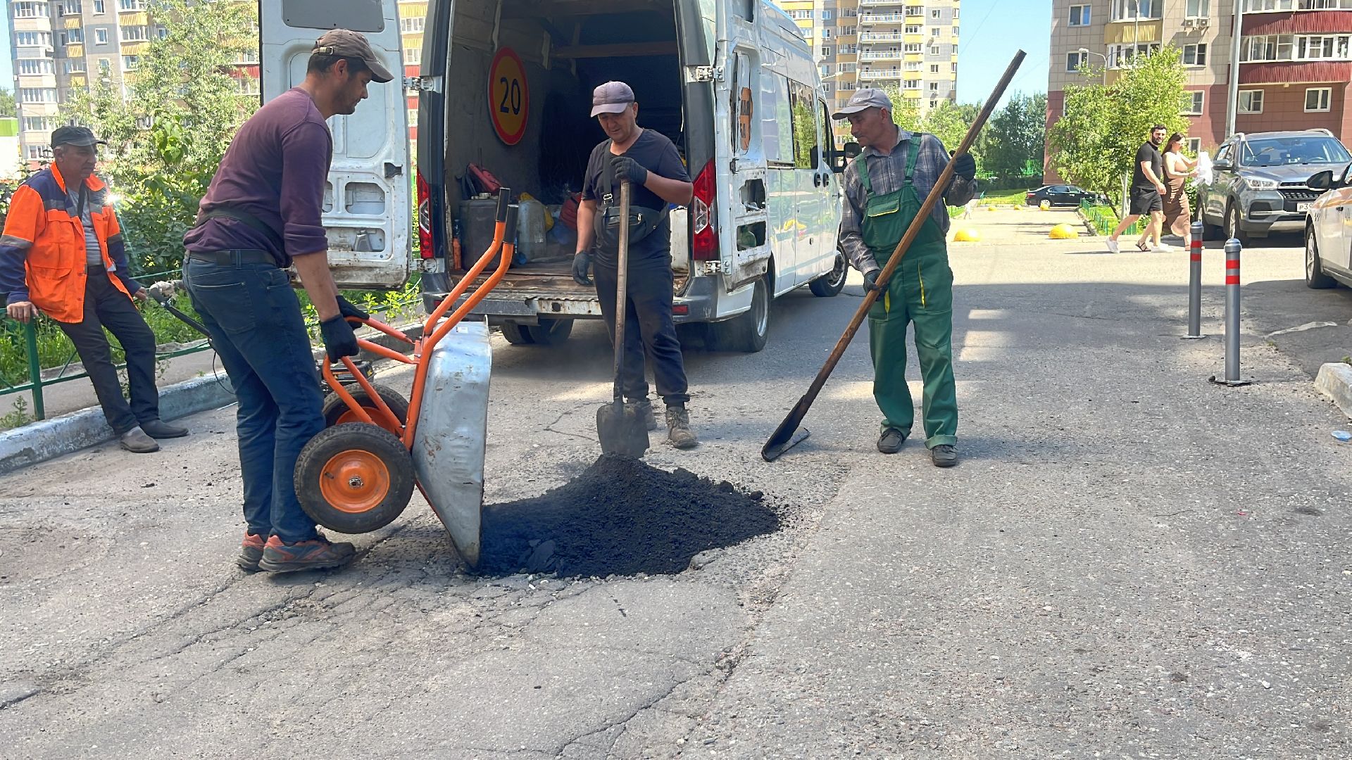 ямы, ямы на дорогах, ямочный ремонт, ремонт дорог, ремонт дороги, ремонт дорог во дворах,