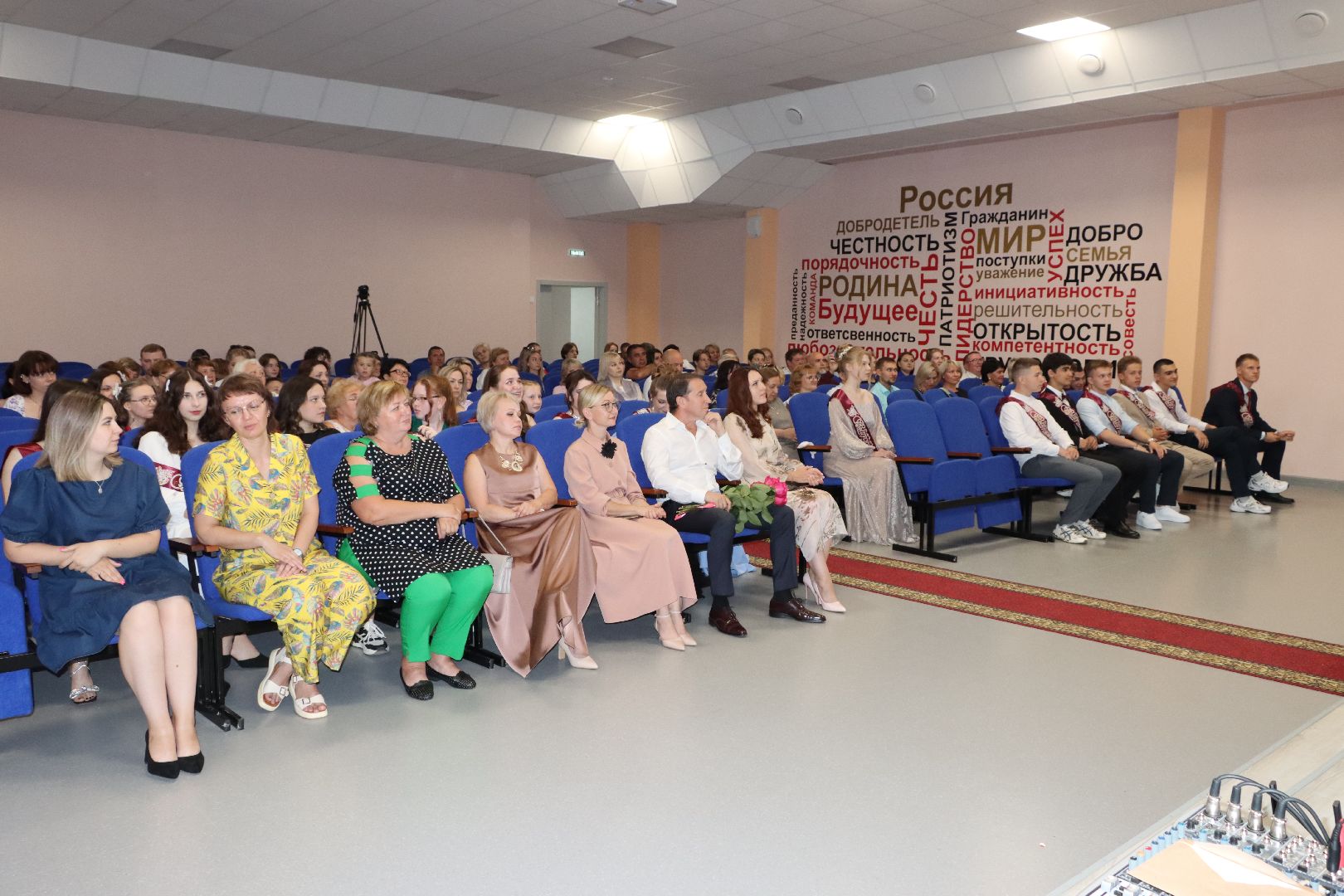 лотошино, лотошинская школа 1, образование, выпускной 2024, выпускник 2024,