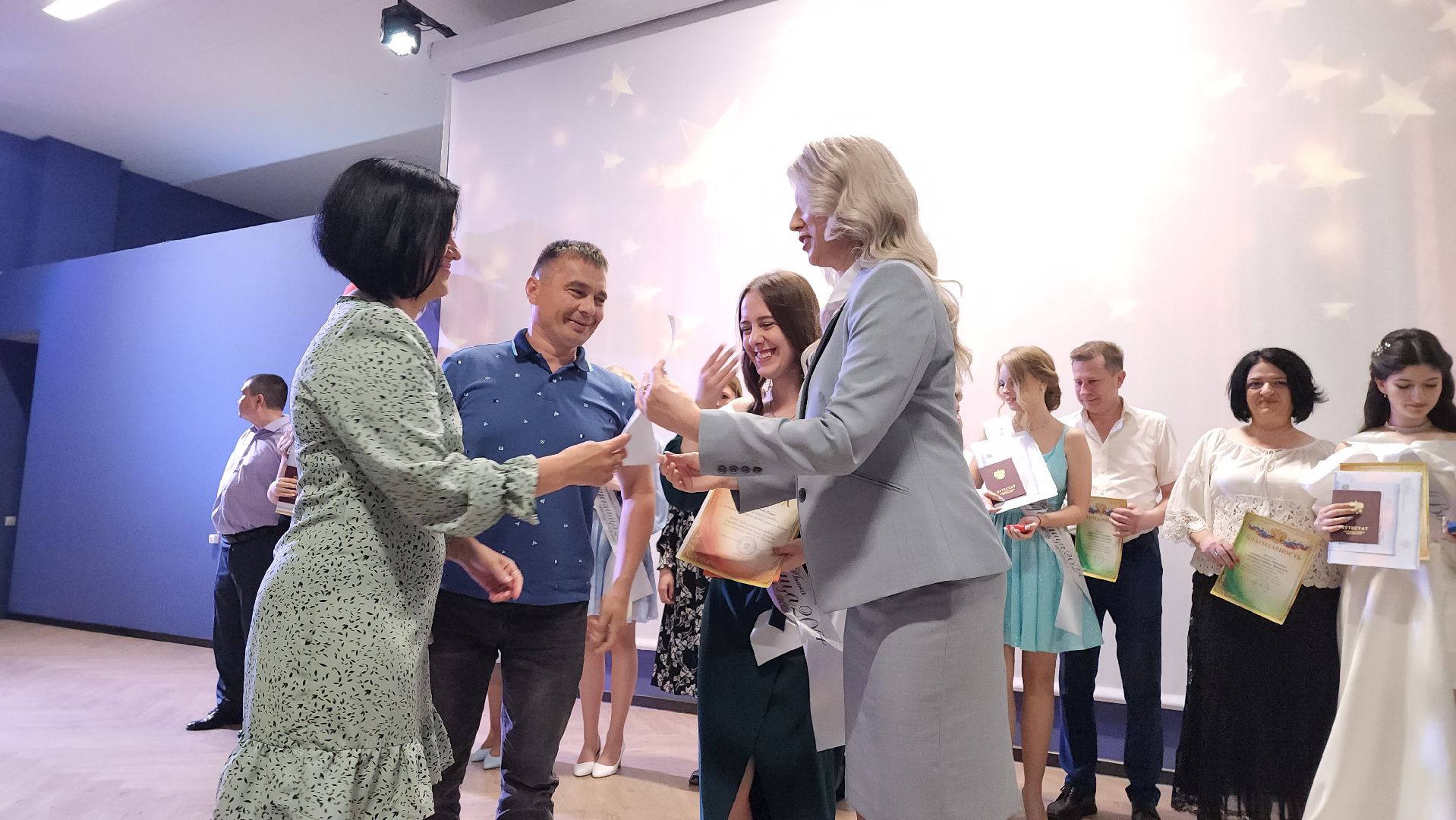 выпускной вечер, вручение аттестатов, мультистобалльница,