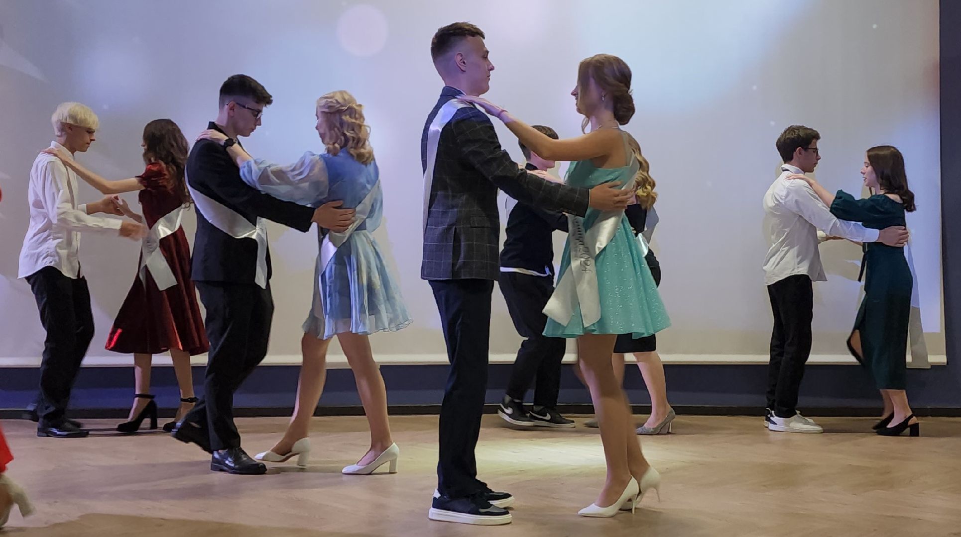 выпускной вечер, вручение аттестатов, мультистобалльница,