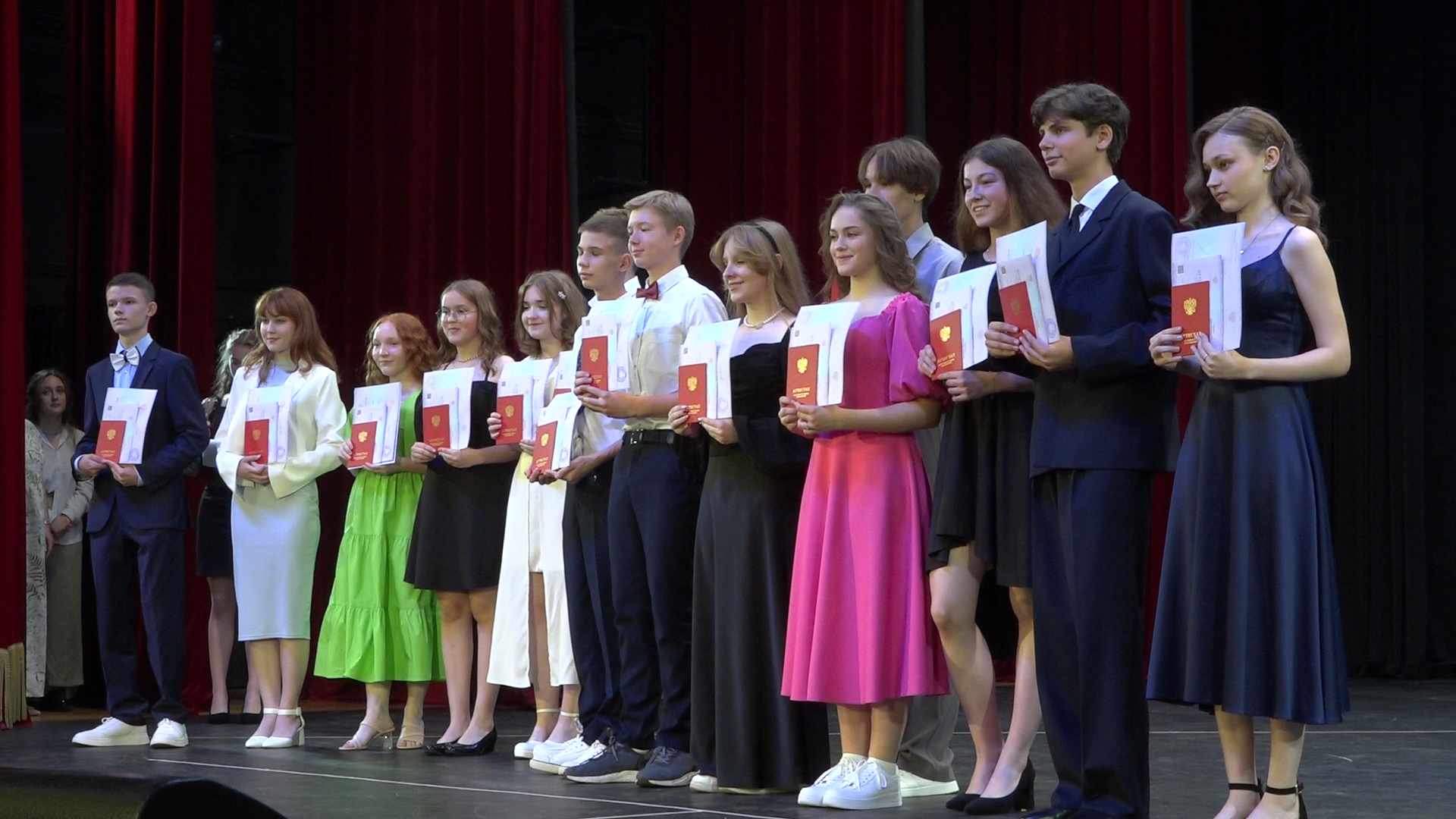школа им АС Попова, поповка во власихе, выпускник 2024, девятиклассники школы Попова, аттестат с отличием,